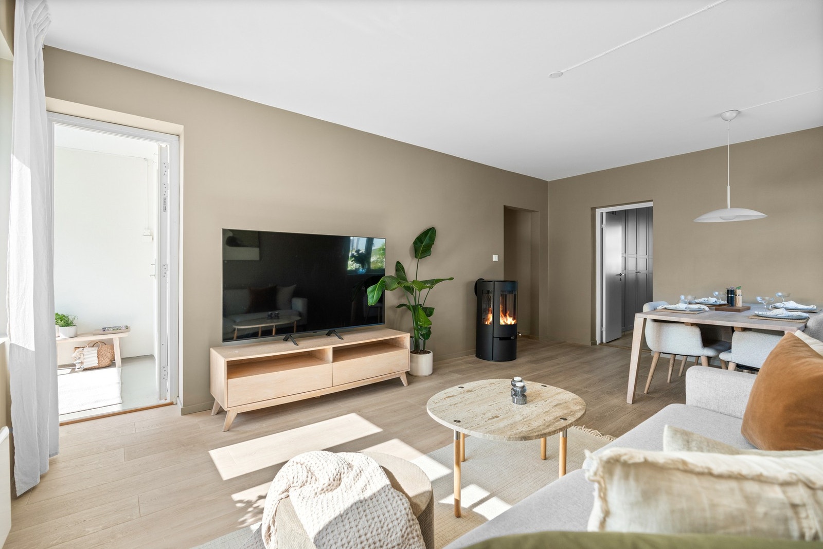 Veggene er slette, mens gulvet er belagt med laminat, som er slitesterkt og enkelt å vedlikeholde. Galleribilde