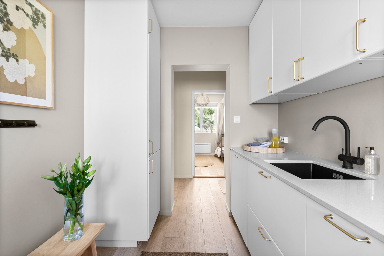 Glatte fronter og benkeplate i nerostein. Galleribilde