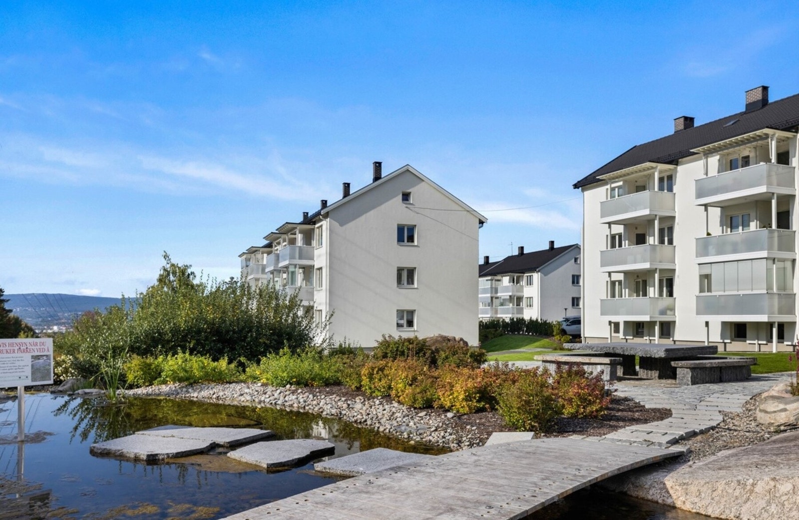Leiligheten ligger i et borettslag som nylig har oppgradert både fasade og uteområder. Galleribilde