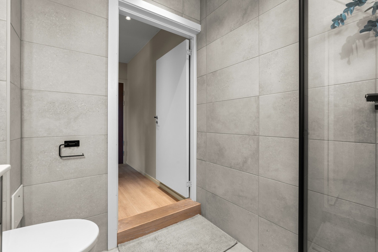 Det er også opplegg for vaskemaskin i tilknytning til badet. Vaskemaskinen blir pent skjult bak en skyvedørsgarderobe. Galleribilde