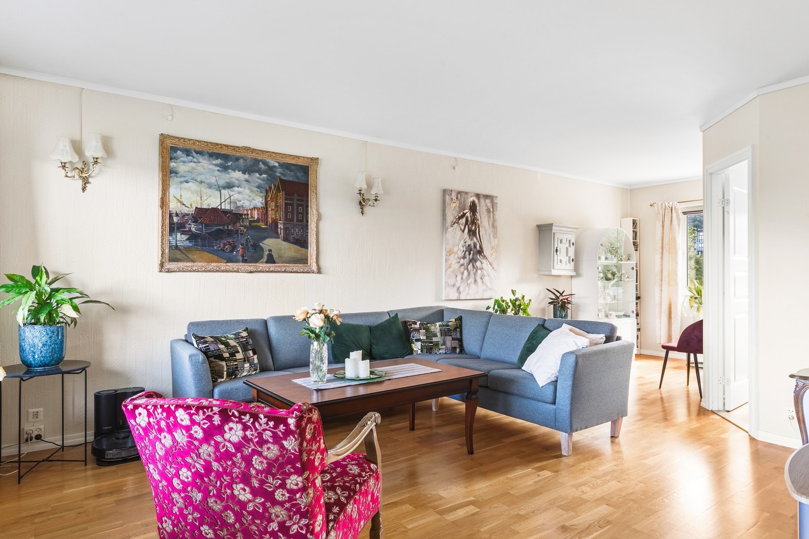 Det er lysmalte overflater og parkettgulv. Galleribilde