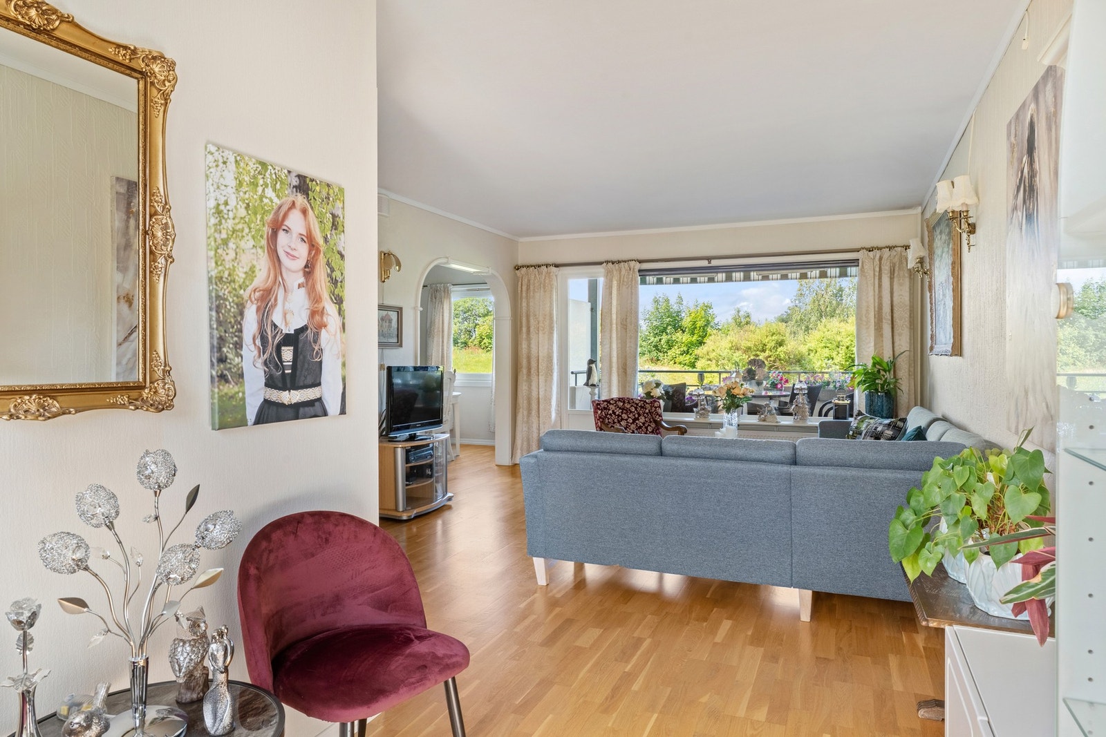 Store vindusflater slipper inn rikelig med naturlig lys. Galleribilde