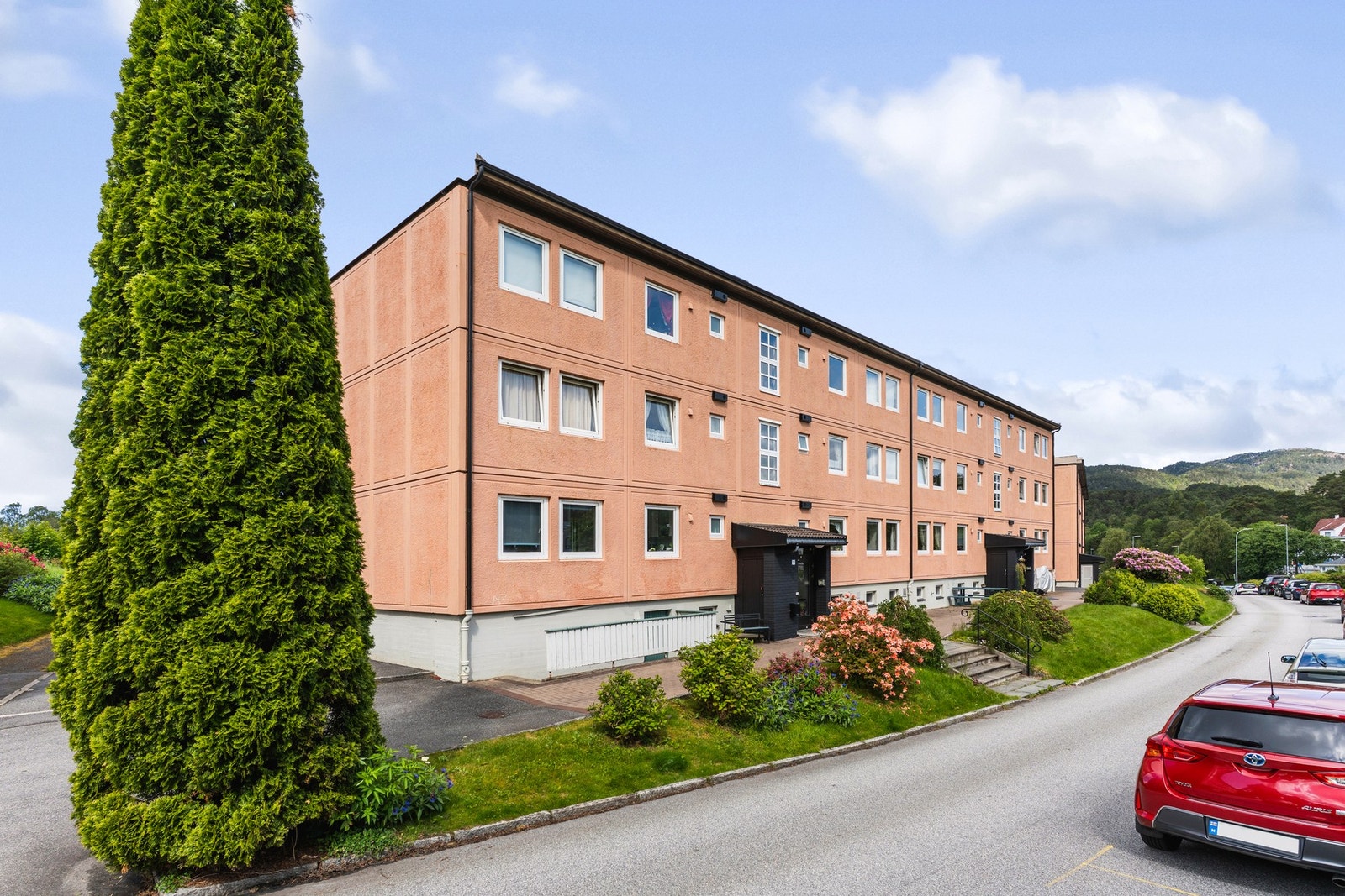 Det er mulighet for leie av parkeringsplass og garasjeplass i borettslaget etter venteliste. Med eller uten el-billader. Galleribilde