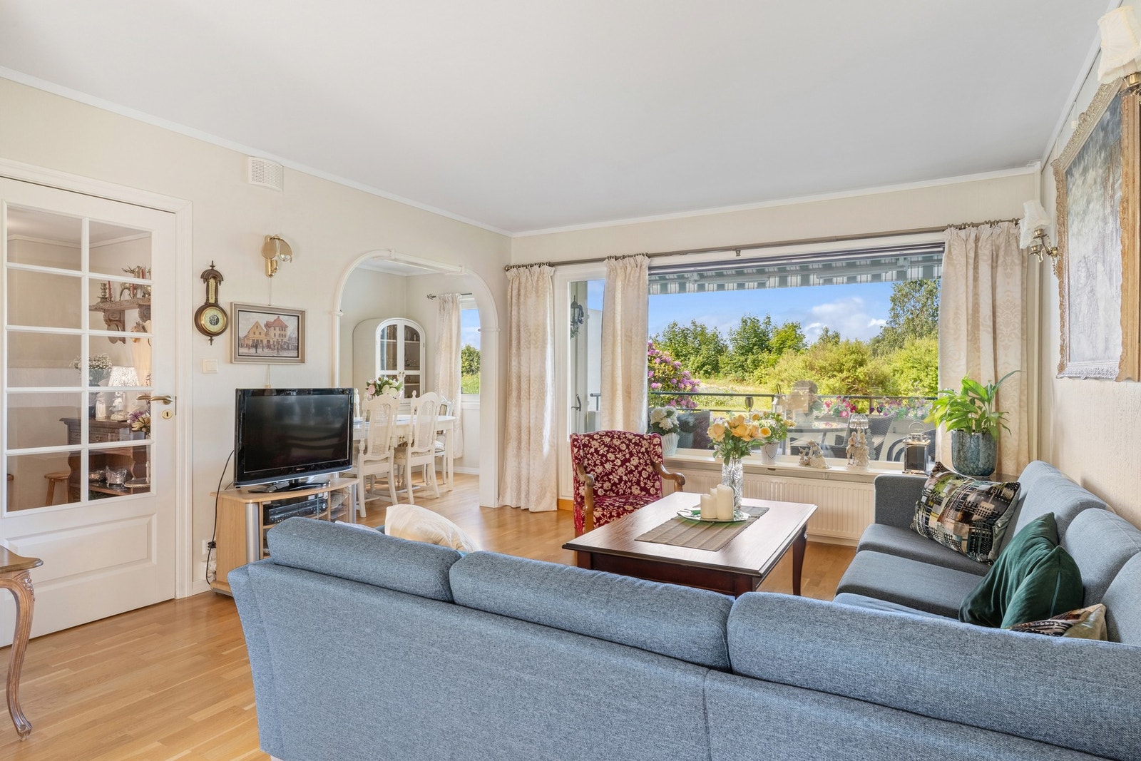 Her kan man innrede med sofagruppe, stoler, bord og tilhørende mediemøblement. Galleribilde