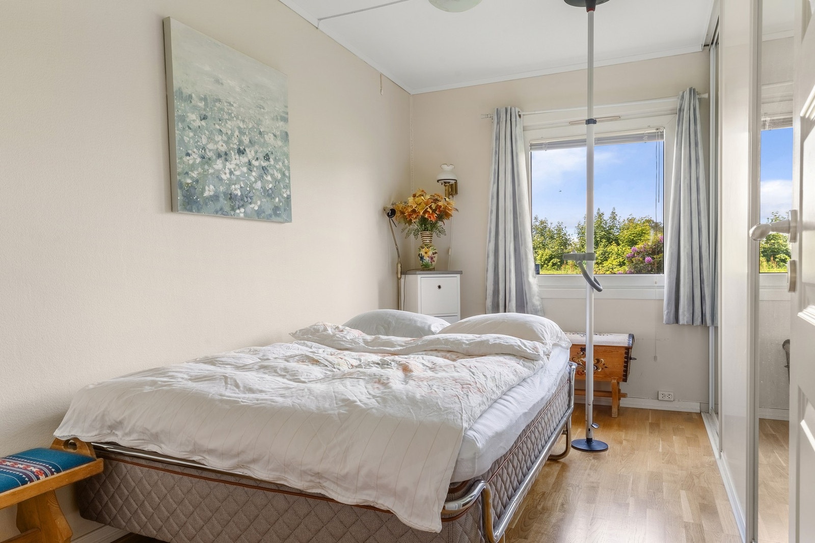 Det naturlige hovedsoverommet har plass til dobbeltseng og tilhørende nattbord. Galleribilde