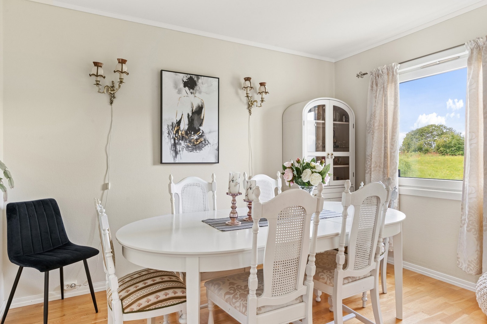 Det er også plass til spisebord. Galleribilde