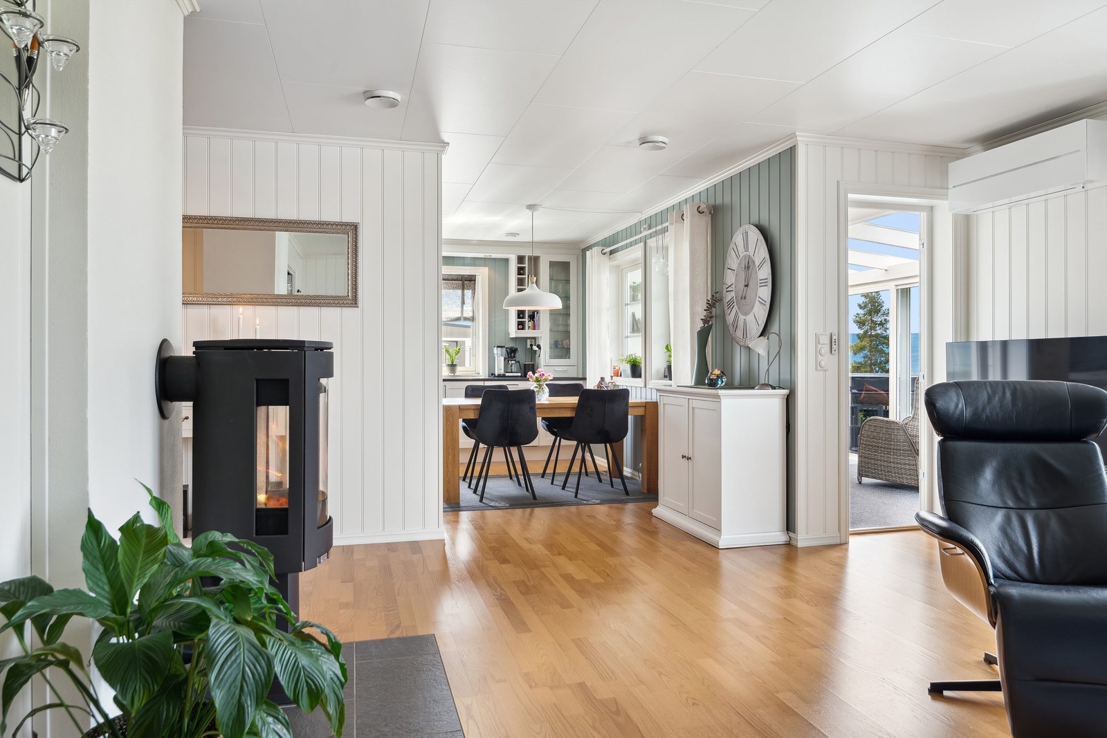 Fra stuen er det direkte utgang til en herlig, innglasset terrasse, som utvider oppholdsarealet betydelig Galleribilde