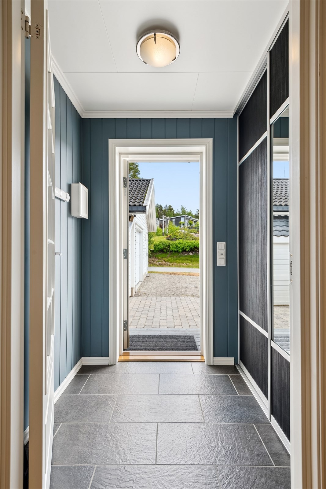 Boligens innbydende entré ønsker deg velkommen med praktiske varmekabler i gulvet. Her er det god plass til å henge fra seg yttertøy og sette fra seg sko. Galleribilde