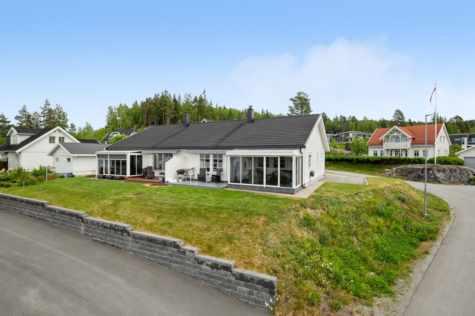 Trivelig og barnevennlig nabolag Området består hovedsakelig av eneboliger og man har umiddelbar nærhet til vakker natur. Galleribilde