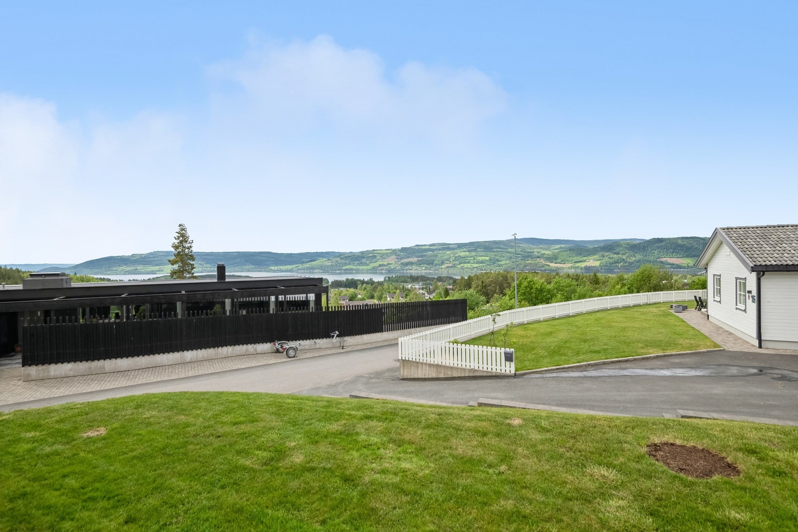 For barnefamilier er området ideelt med kort vei til flere skoler som Moelv skole og Moelv ungdomsskole. Det finnes også et godt utvalg av barnehager i nærområdet. Galleribilde