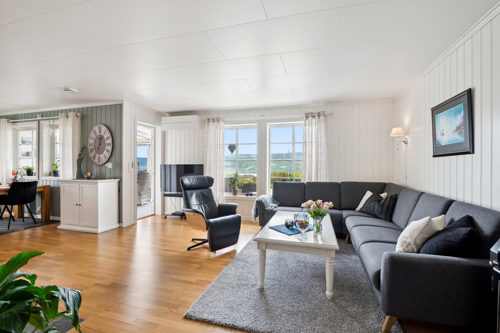 Stuen er romslig og lyst med god plass til både en sofagruppe og et spisebord. Galleribilde