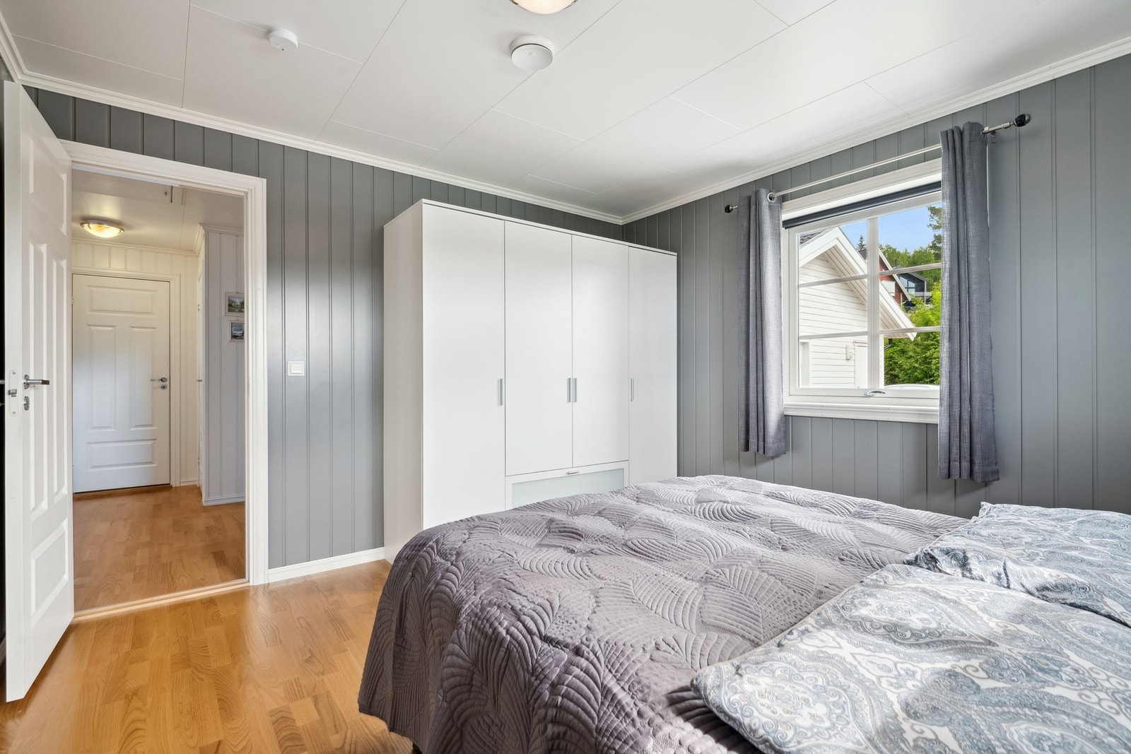 Hovedsoverommet har fin plass for dobbeltseng og er innredet med romslig garderobeskap. Galleribilde