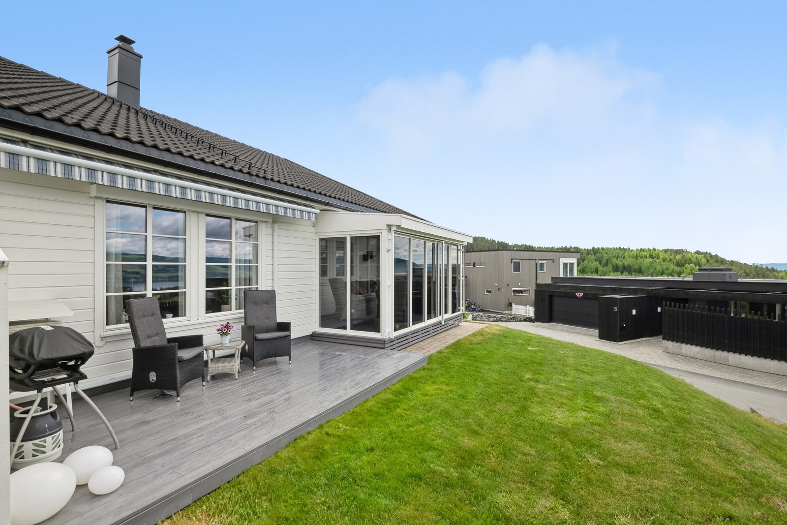 Boligen har fine uteplasser med innglasset terrasse og en solrik markterrasse som er utstyrt med markise Galleribilde