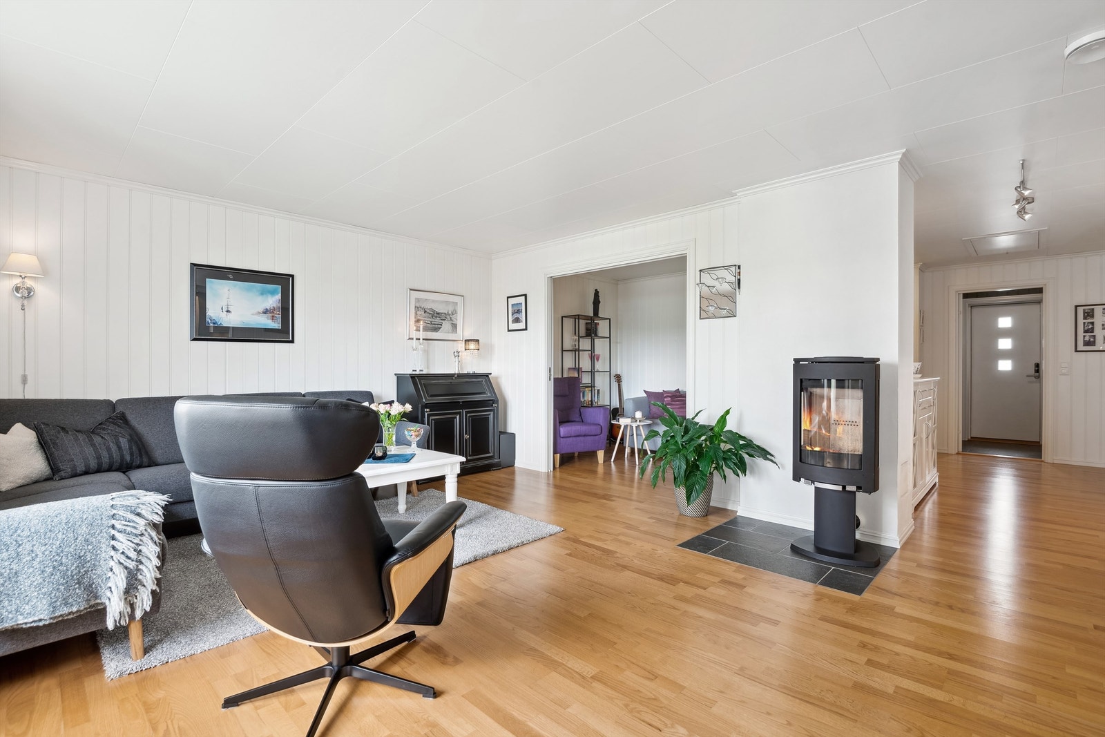 Boligen har en svært god atmosfære i kombinasjon med lyse farger og en praktisk planløsning. Galleribilde