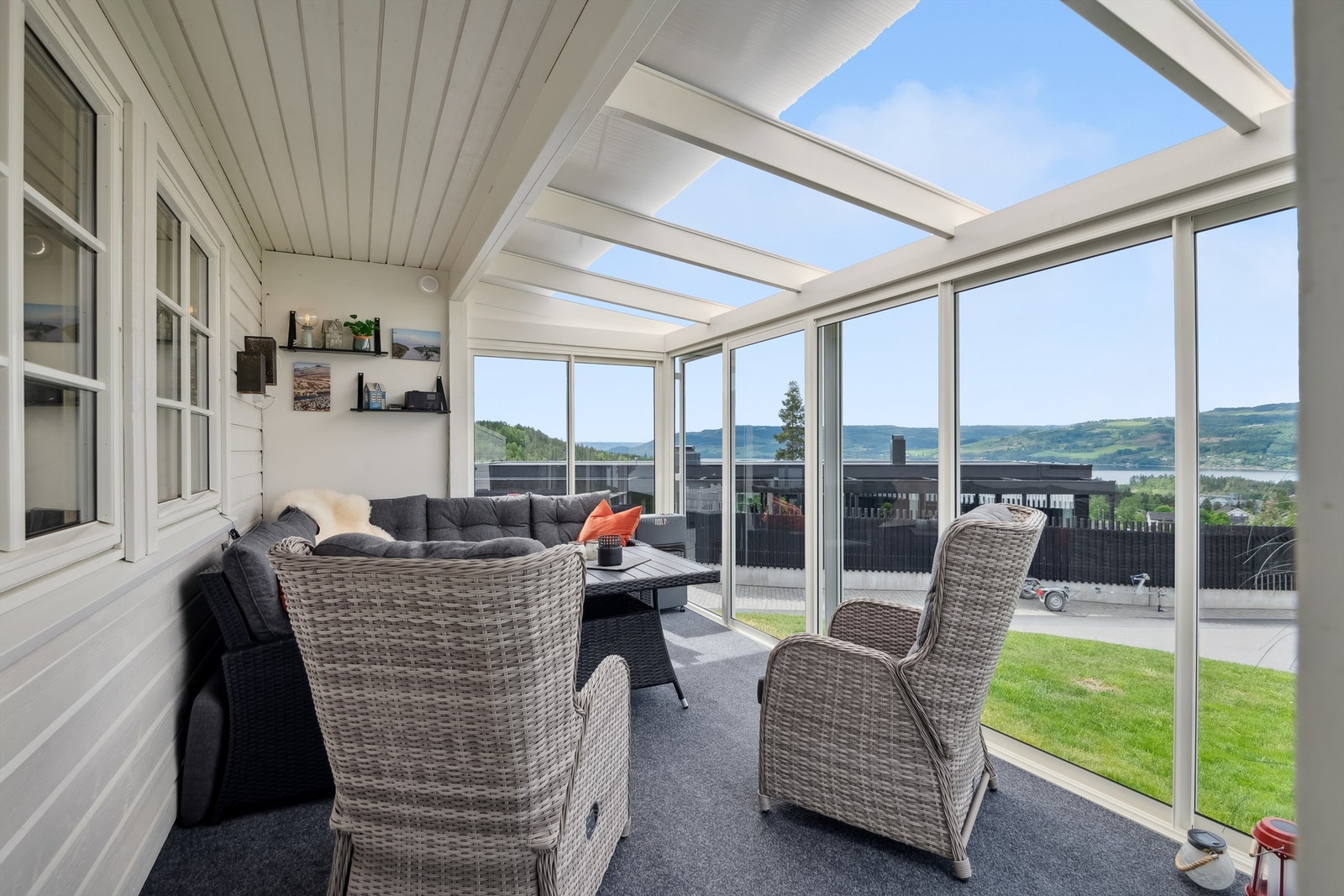 Innglasset terrasse ved stue på 12m med skyvbare vinduer Galleribilde