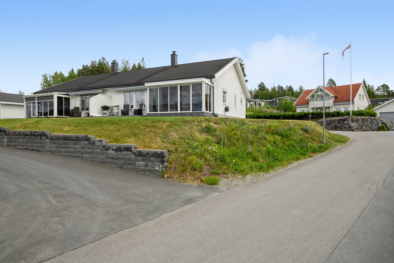 Ekretoppen 2 A, en flott halvpart av tomannsbolig oppført i 2011 med solrik beliggenhet på en høyde. Galleribilde