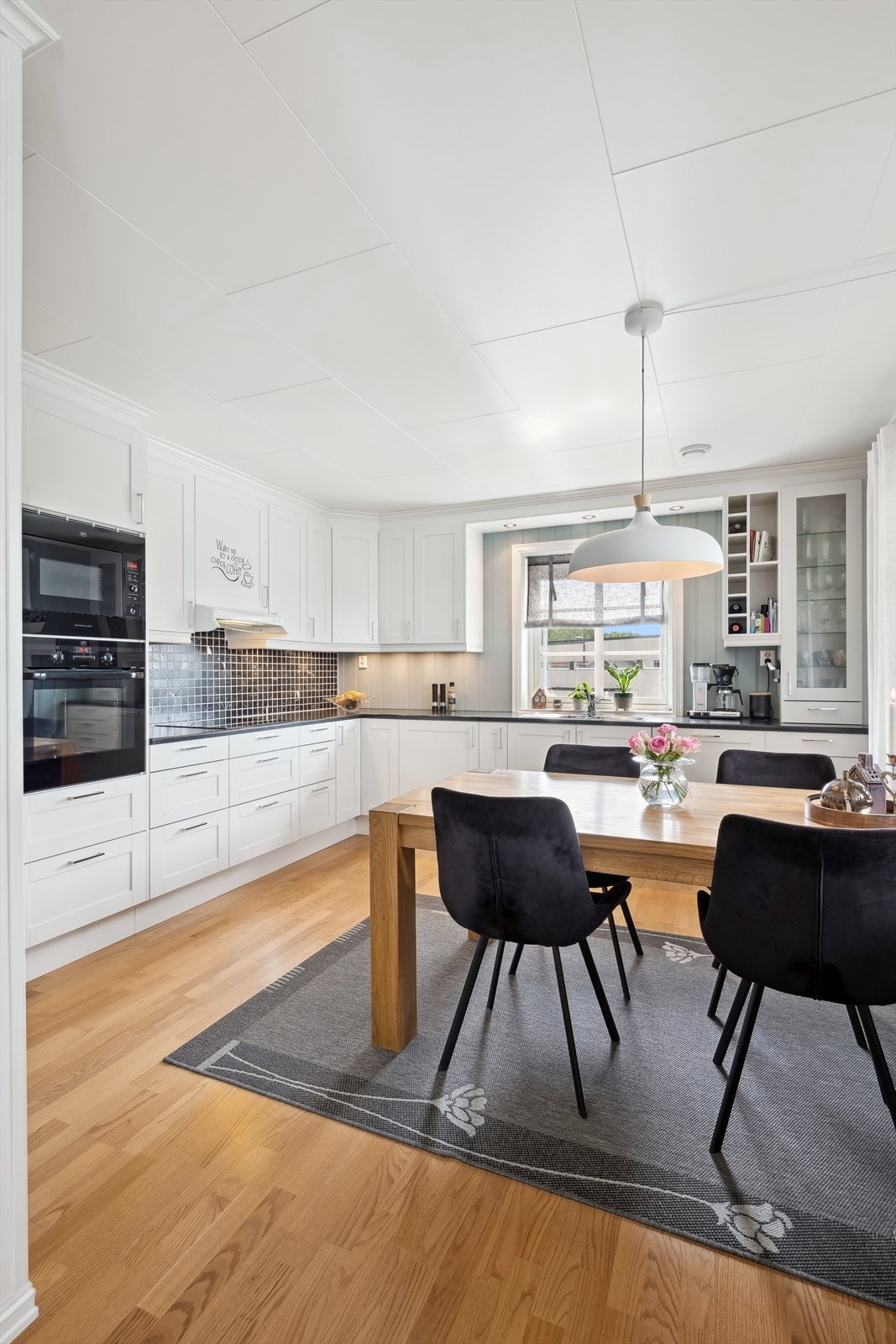 Romslig kjøkken med spiseplass Galleribilde