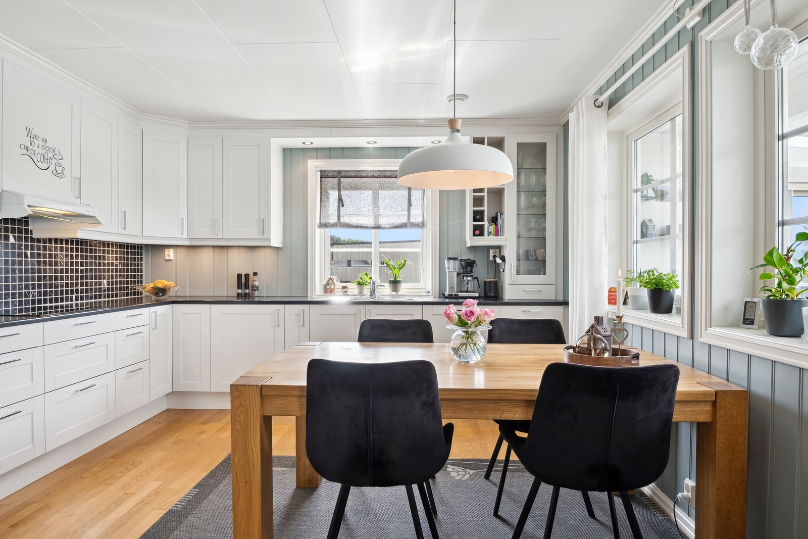 Meget solid kjøkken med gode oppbevaringsmuligheter Galleribilde