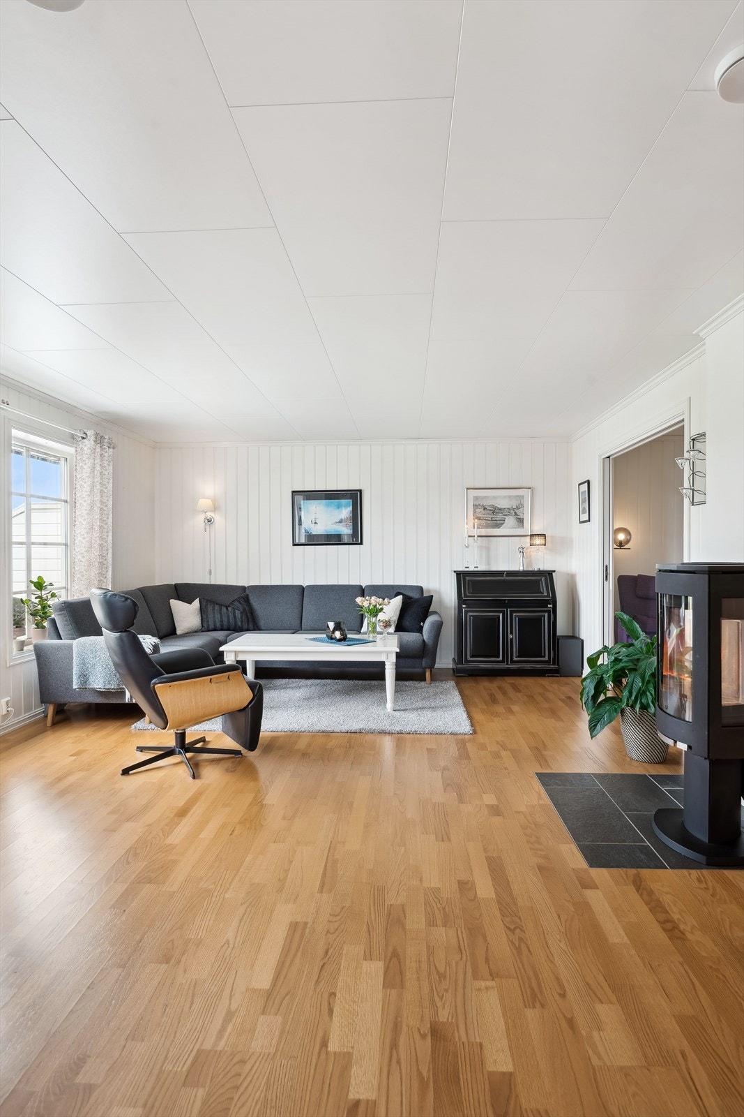 Stuen har oppvarming via peisovn Galleribilde