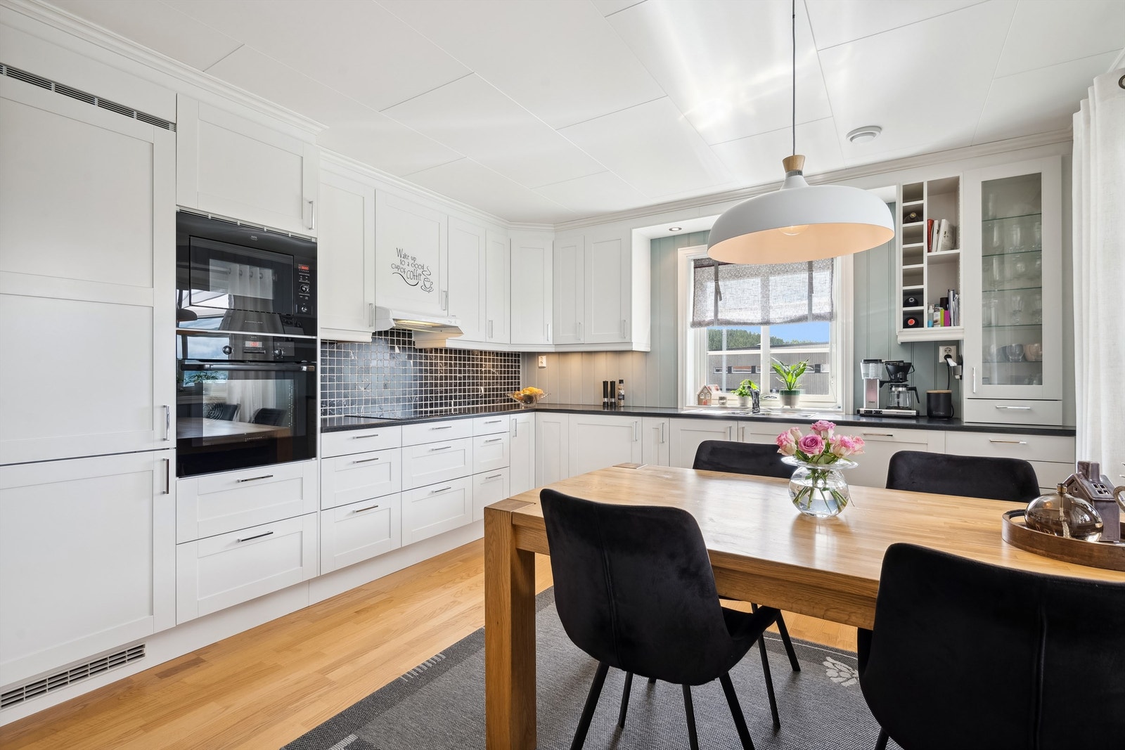 Kjøkkenet har godt med benkeplass og er utstyrt med integrerte hvitevarer Galleribilde