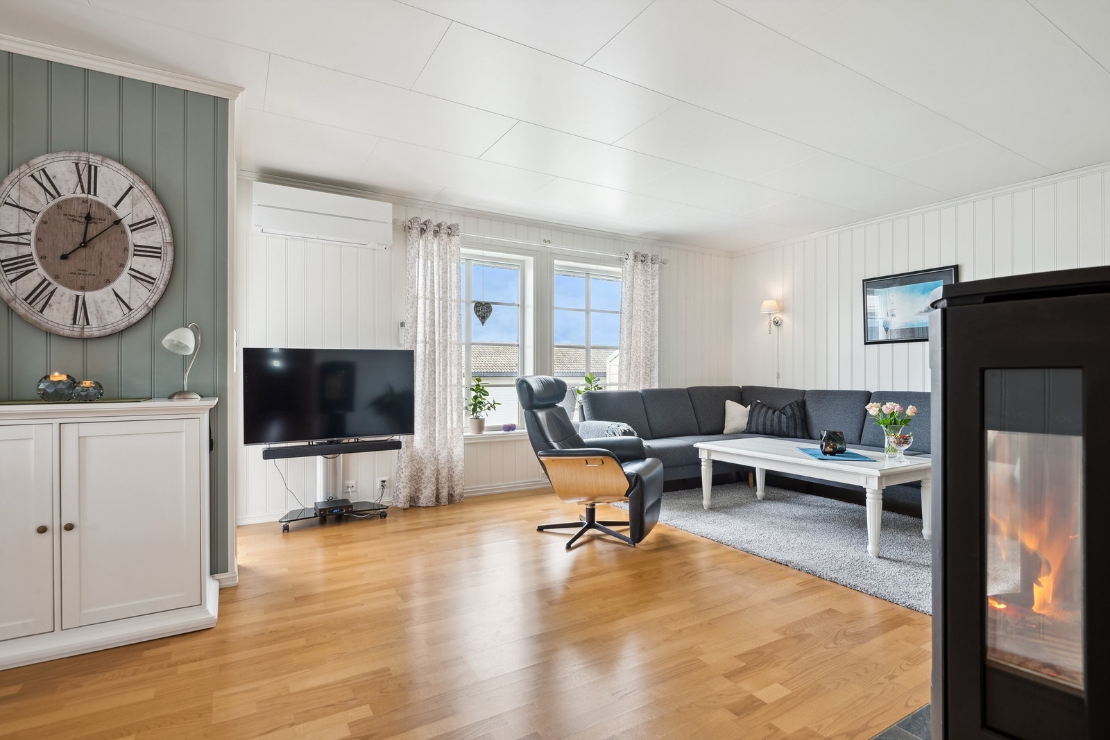 Stuen har store vindusflater slipper inn rikelig med dagslys Galleribilde