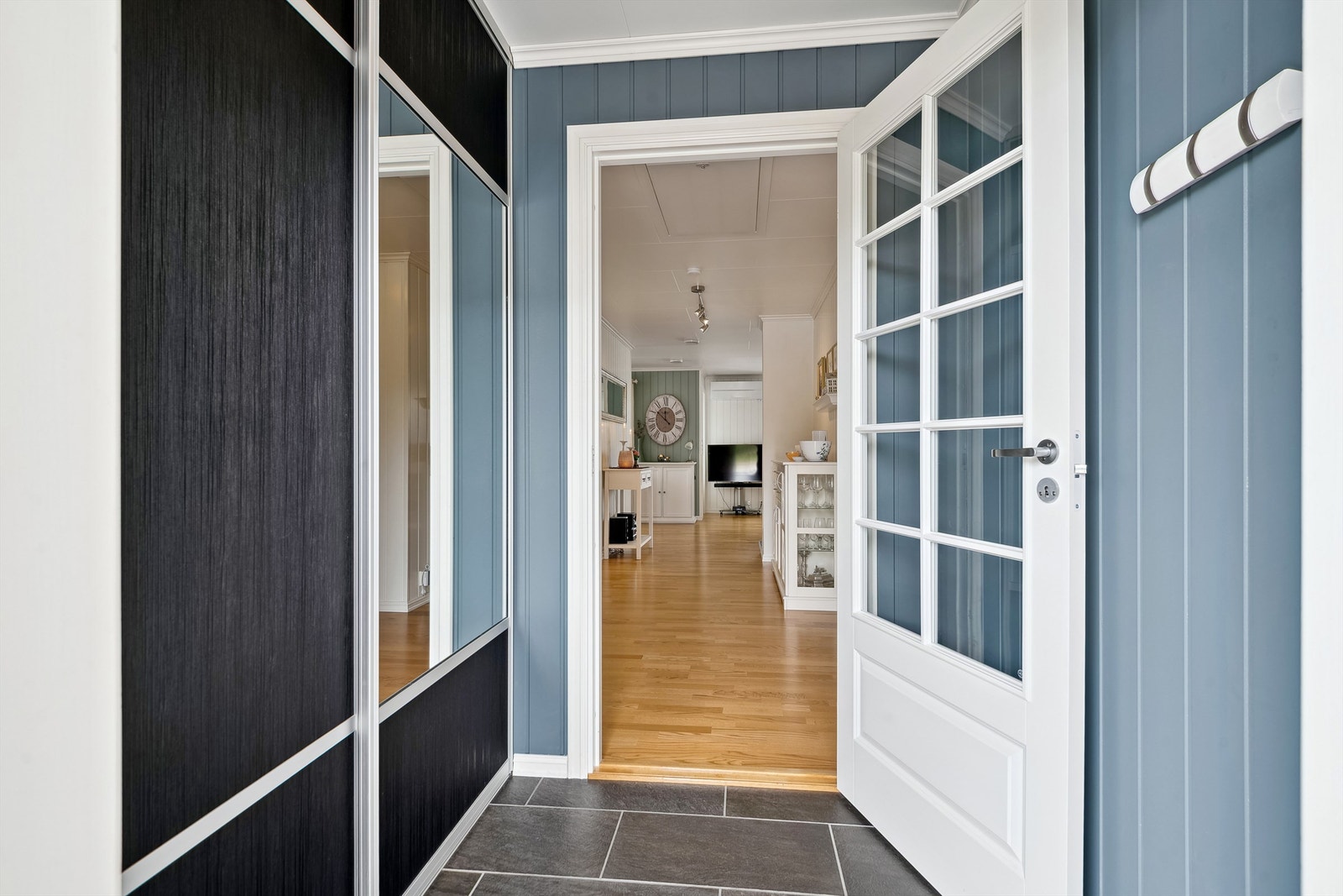 Boligen er lys og innbydende og består av vindfang, kjøkken, stue, bad, bod, og to soverom. Galleribilde