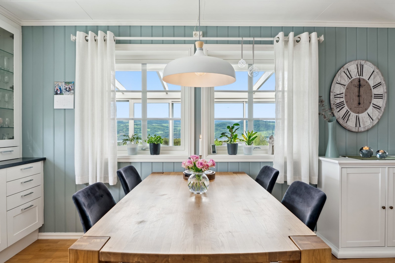 Kjøkken med god plass for spisegruppe Galleribilde