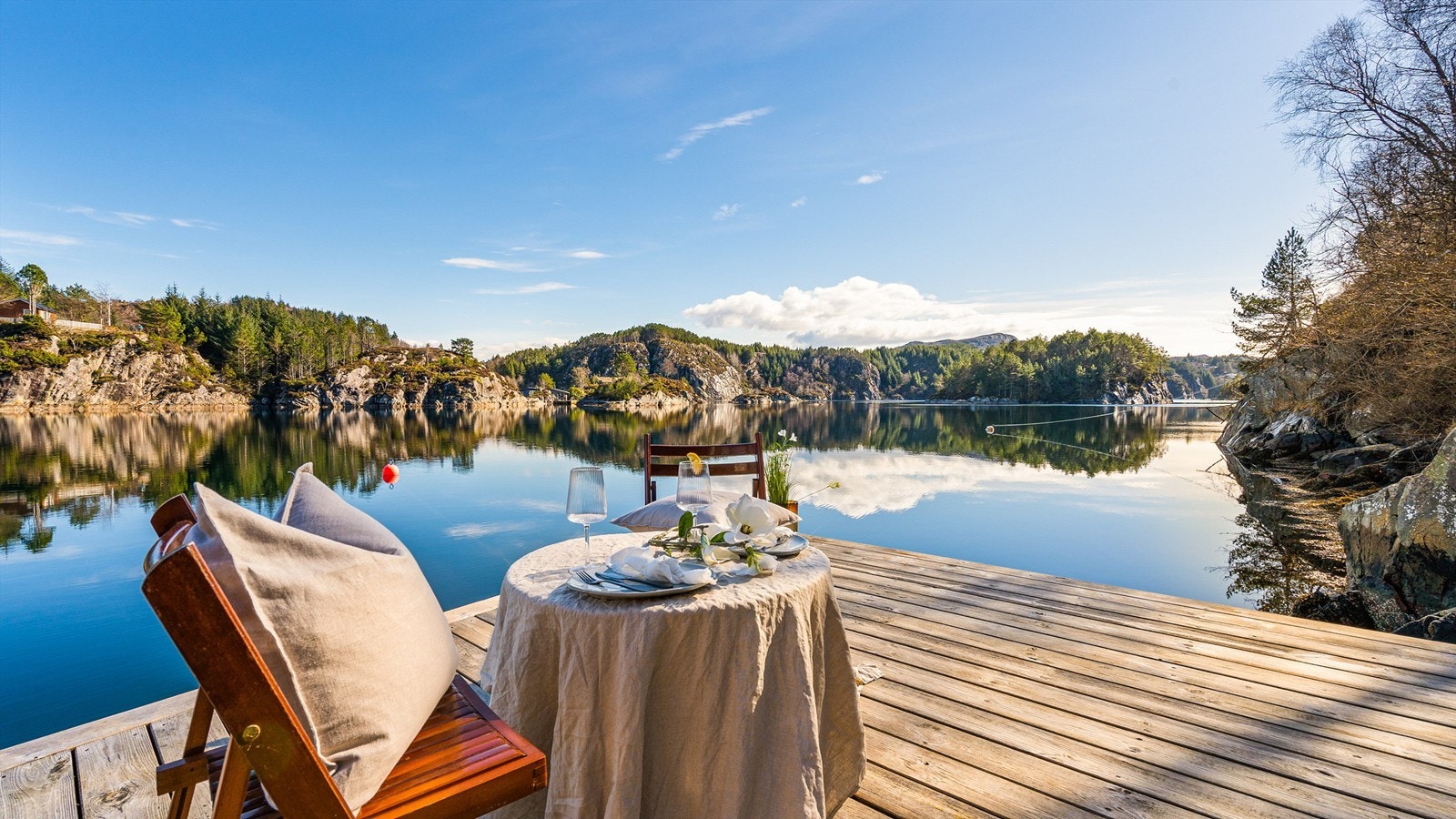 Velkommen til en idyllisk eiendom på Spjeld - Nyt helgen og dine fridager på denne vakre eiendom. Ring Christer Haugen på tlf: 415 13 932 for avtale om visning Galleribilde