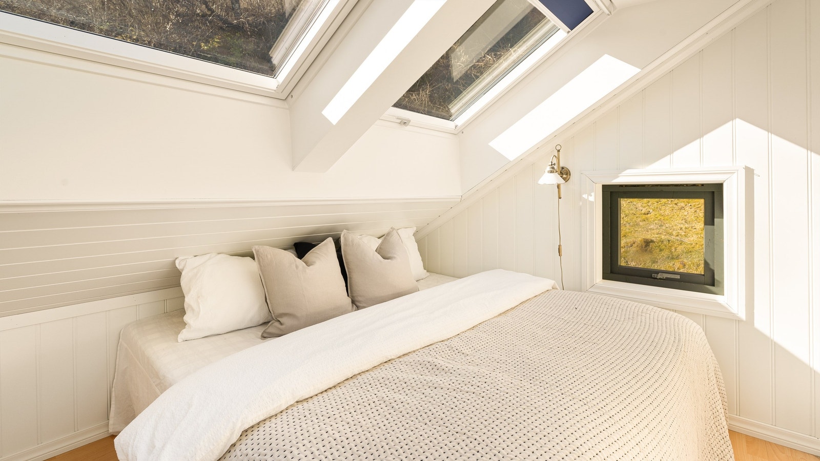 Hems med store og gode velux vinduer, her har du mye naturlig lysinnslipp Galleribilde