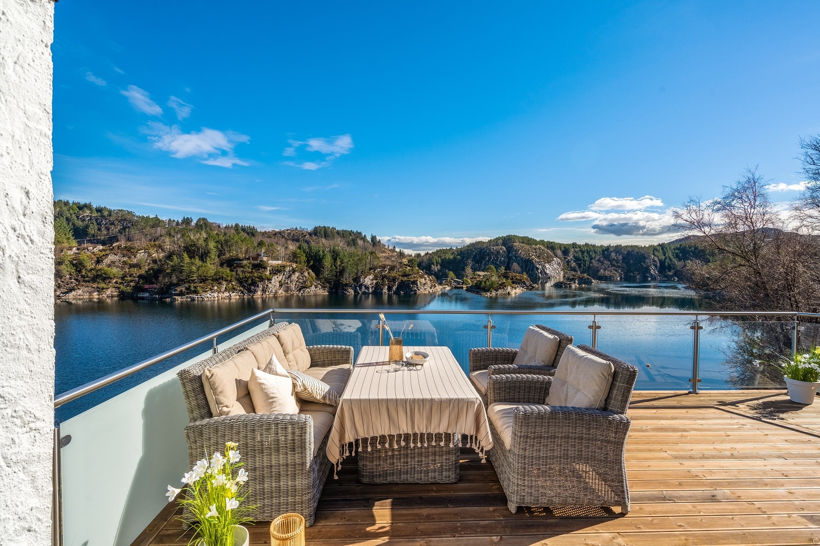 Terrasse med en fantastisk utsikt - Her er det sol fra tidlig morgen til ca. 18.30 sommerstid Galleribilde