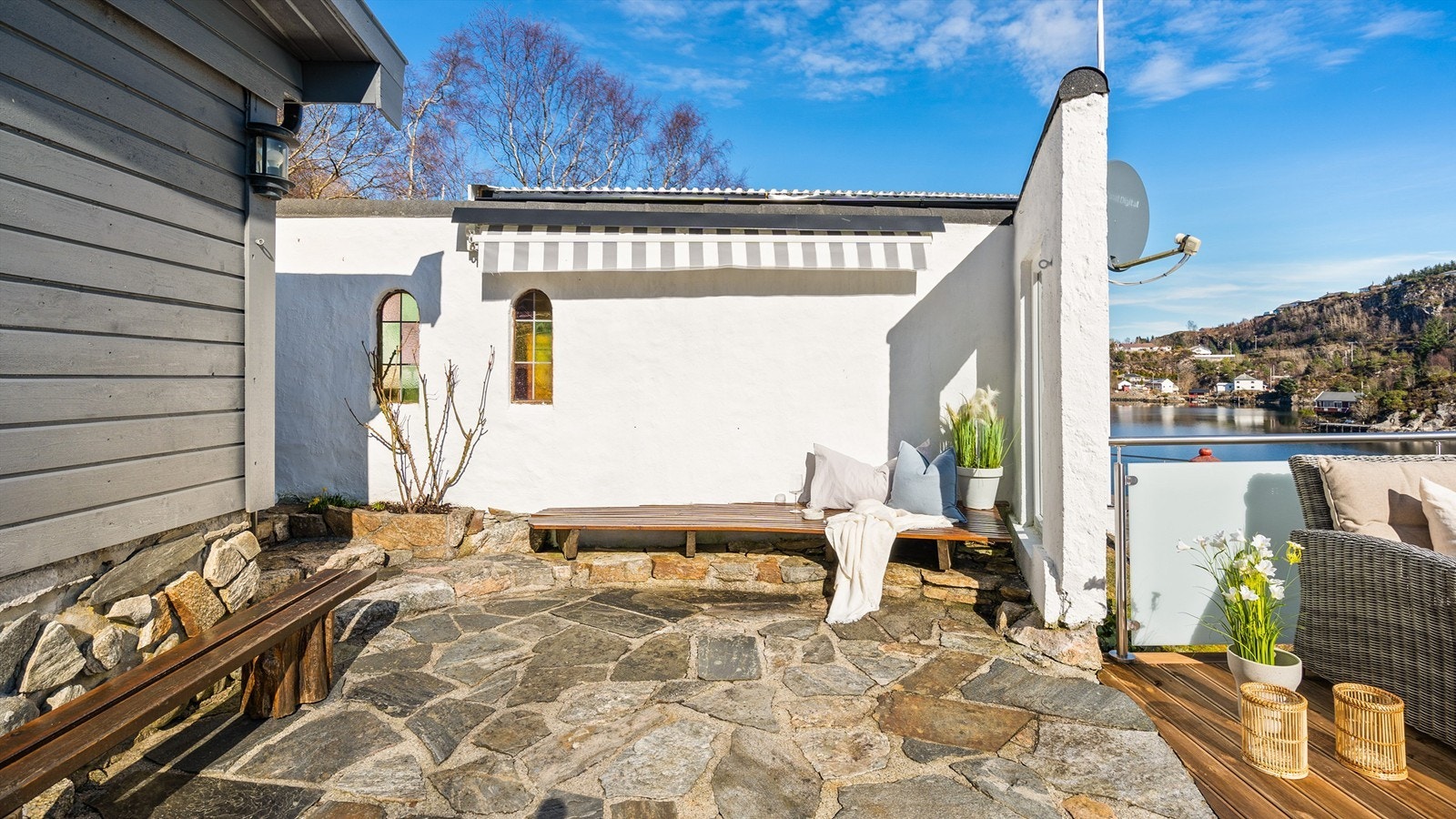 Fin uteplass med markise, nyt stillheten i det flotte sundet Galleribilde