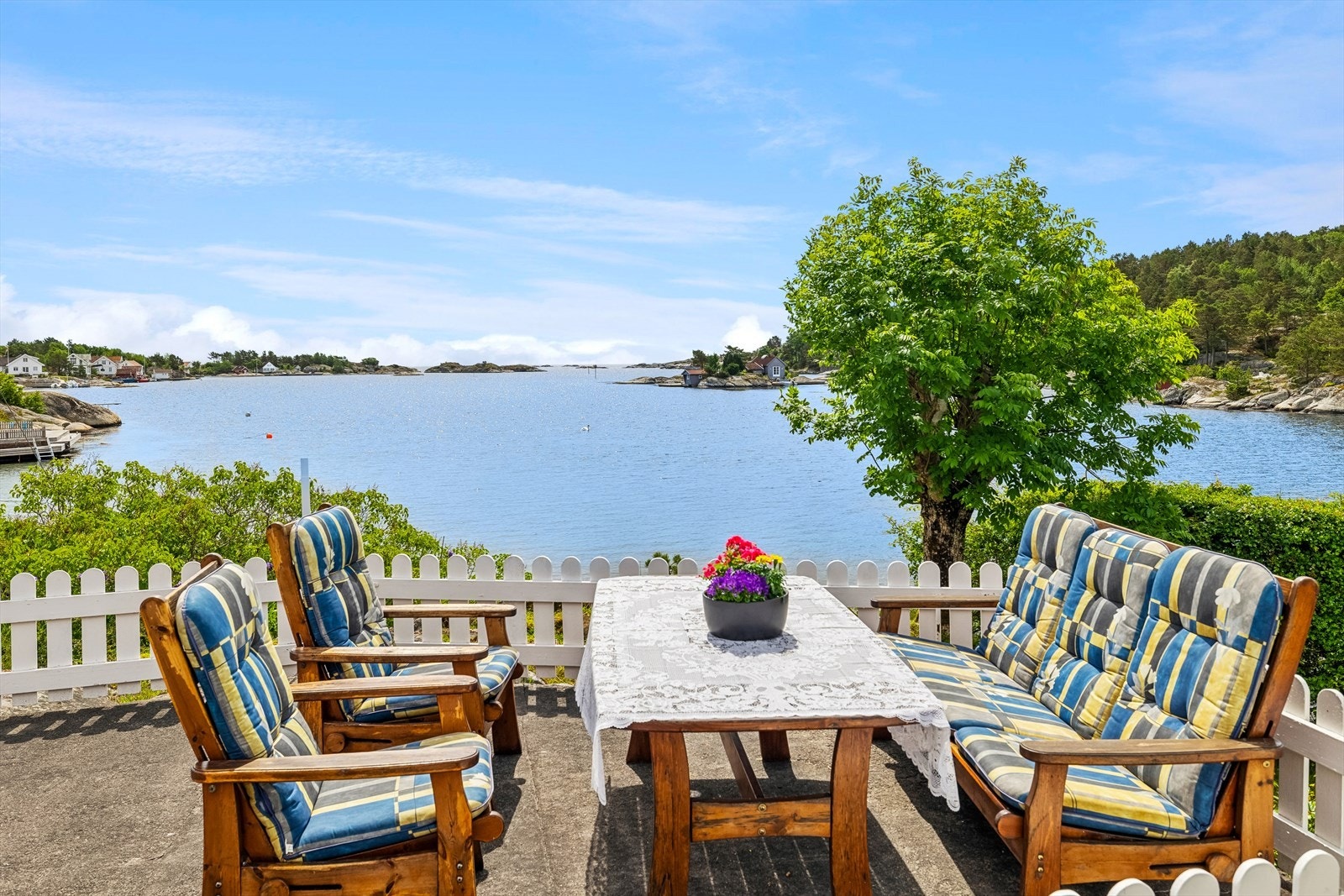 Uteplass med utsikt mot havet og sol hele dagen. Galleribilde
