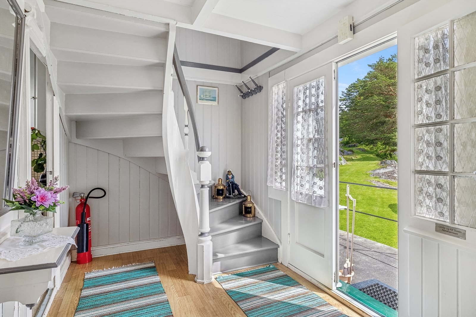 Hovedinngangen med entrè og trapp til 2. etg. Galleribilde