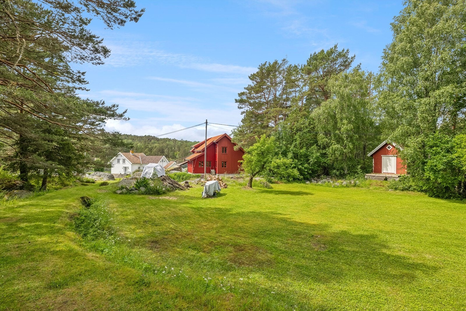 Når du kommer gående fra Sømmingveien blir du møtt av en velstelt hage og et hyggelig gårdstun. Galleribilde