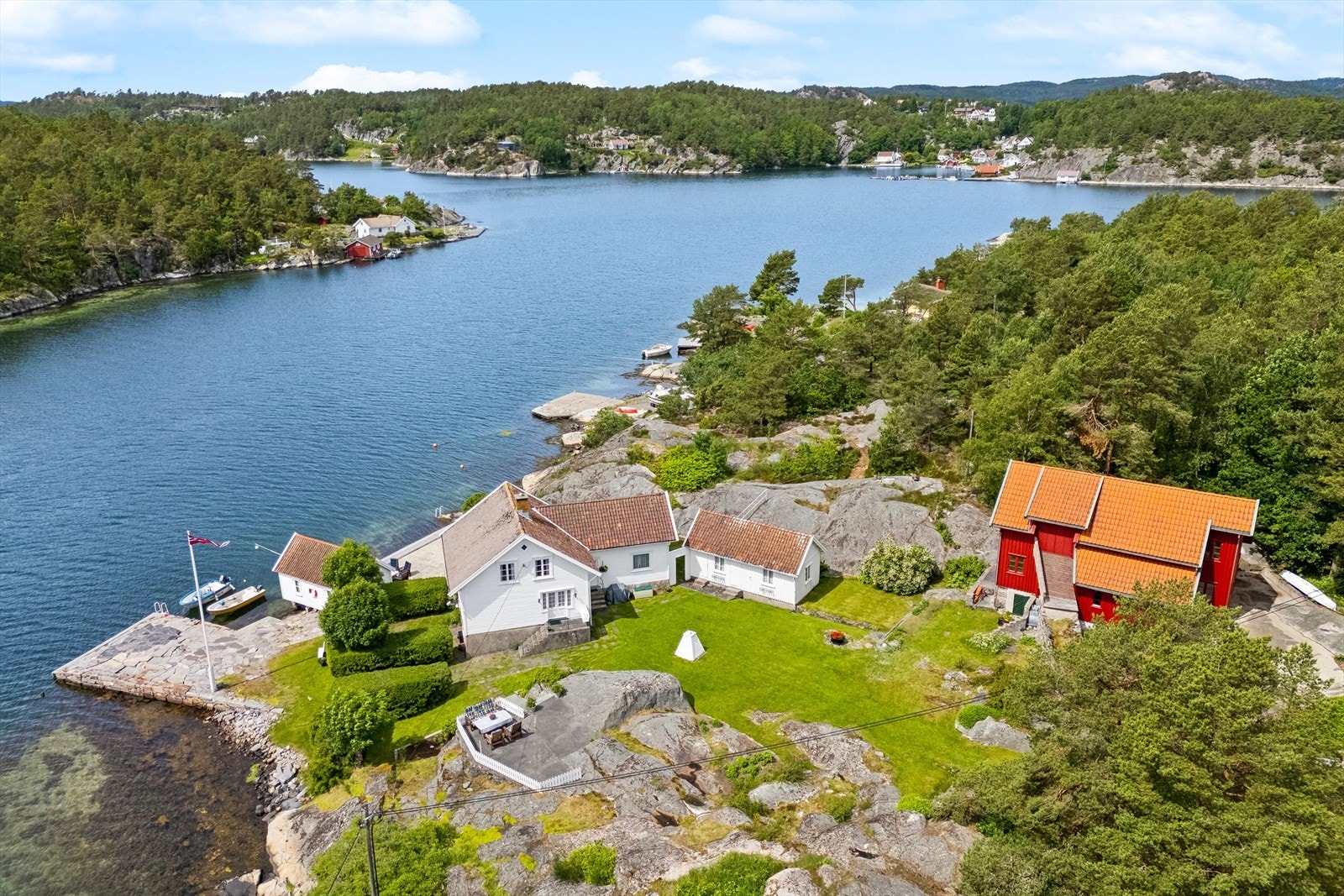 Bygningene ligger rundt en lun og usjenert hage med flotte solforhold. Det er flere store bygger i stein og betong. Galleribilde