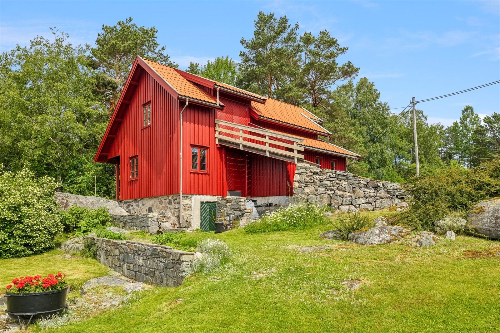Stor låvebygning på 153 kvm bygget 2004 over 2 plan. Legg merke de til de fine natursteinsmurene. Galleribilde