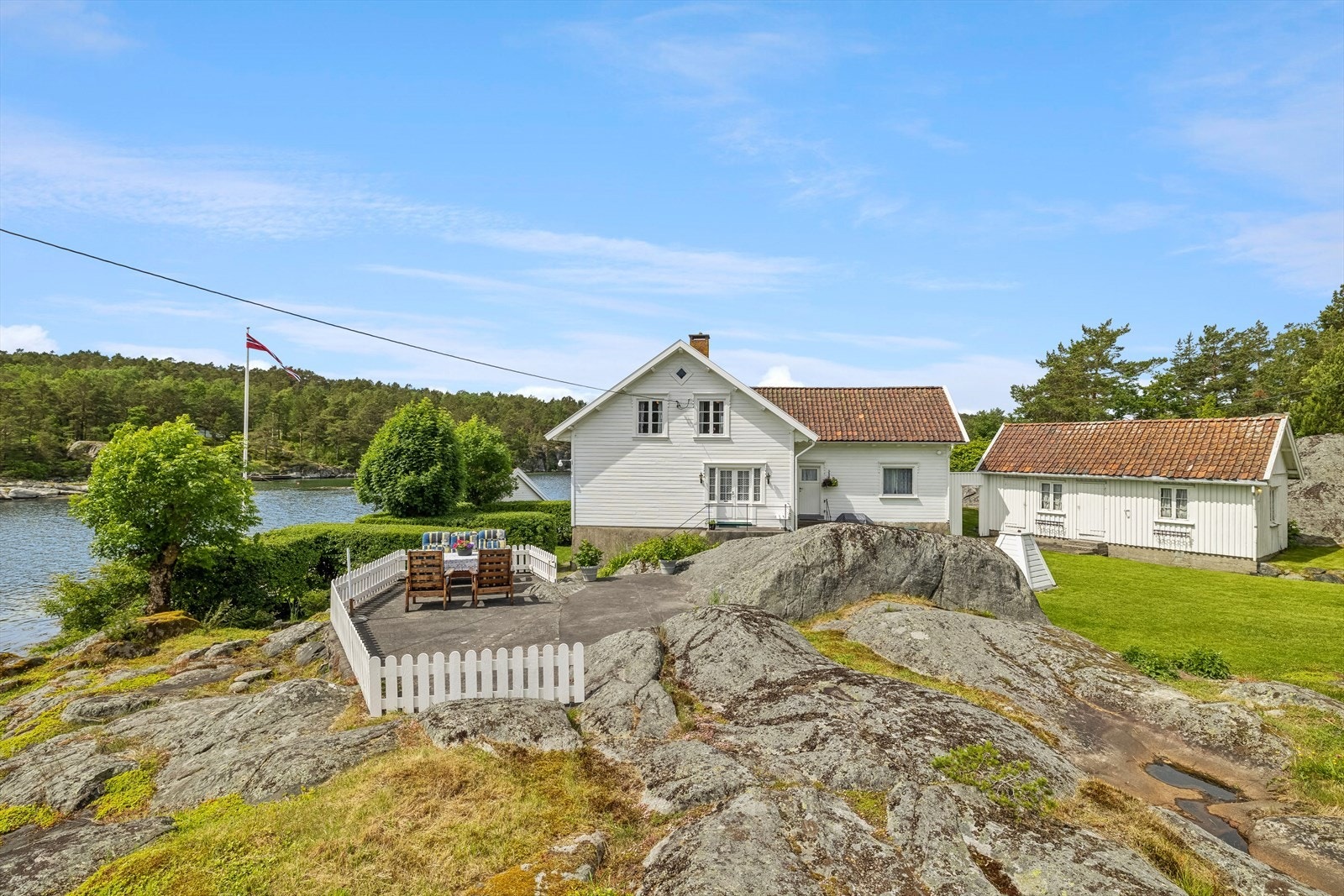 En lun og usjenert hage med flere fine uteplasser. Galleribilde