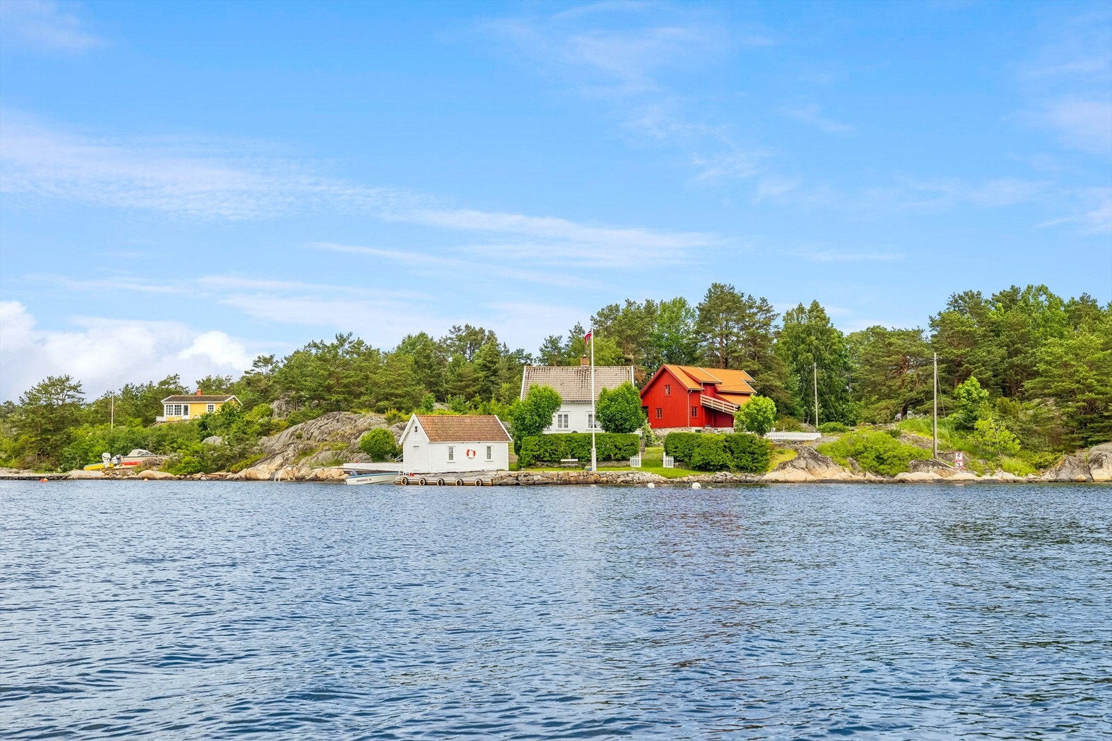 Sømminga er et fantastisk sted med en lun og usjenert hage, store brygger og flere bygninger. Galleribilde