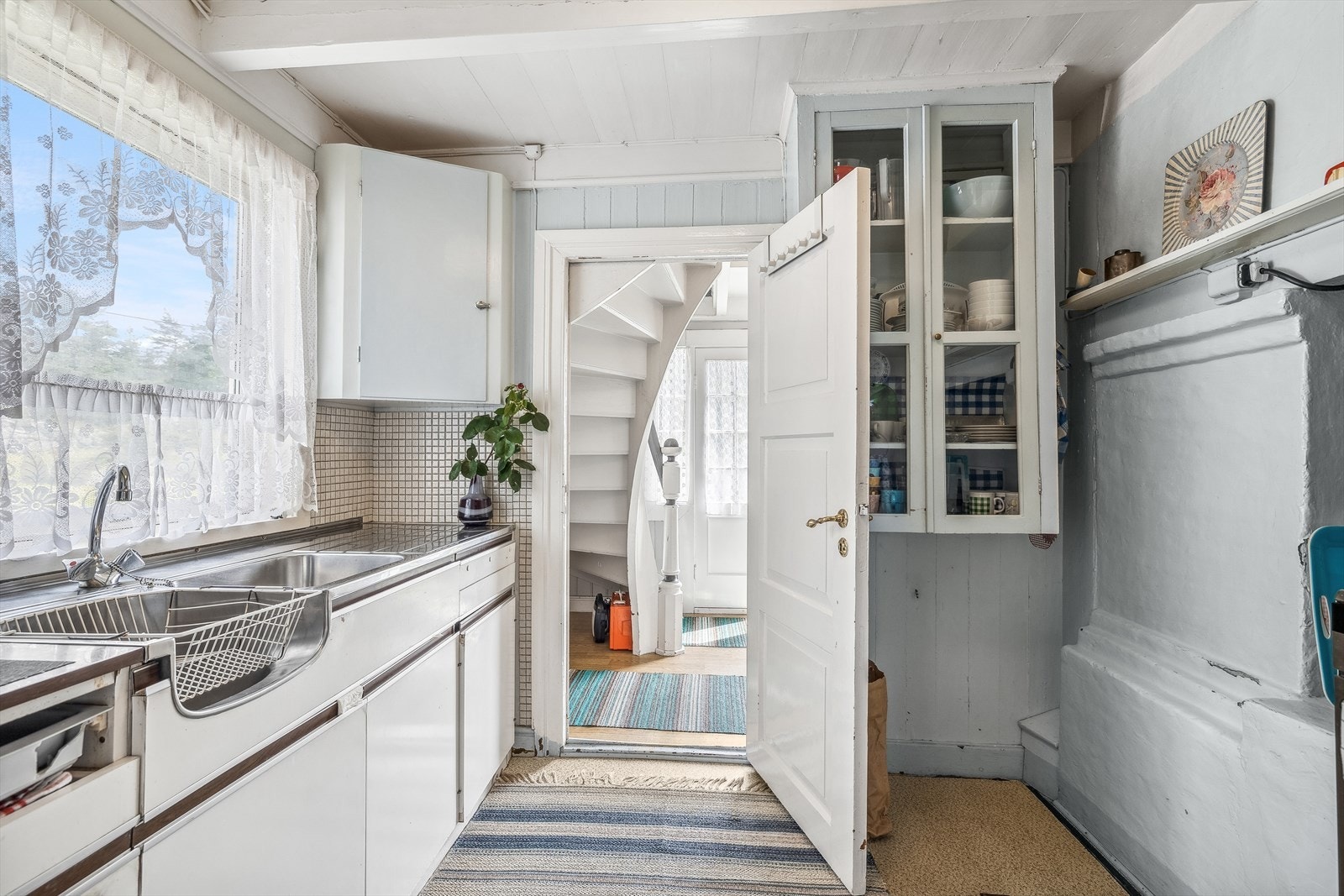 Kjøkken med inngang fra entrèn. Galleribilde