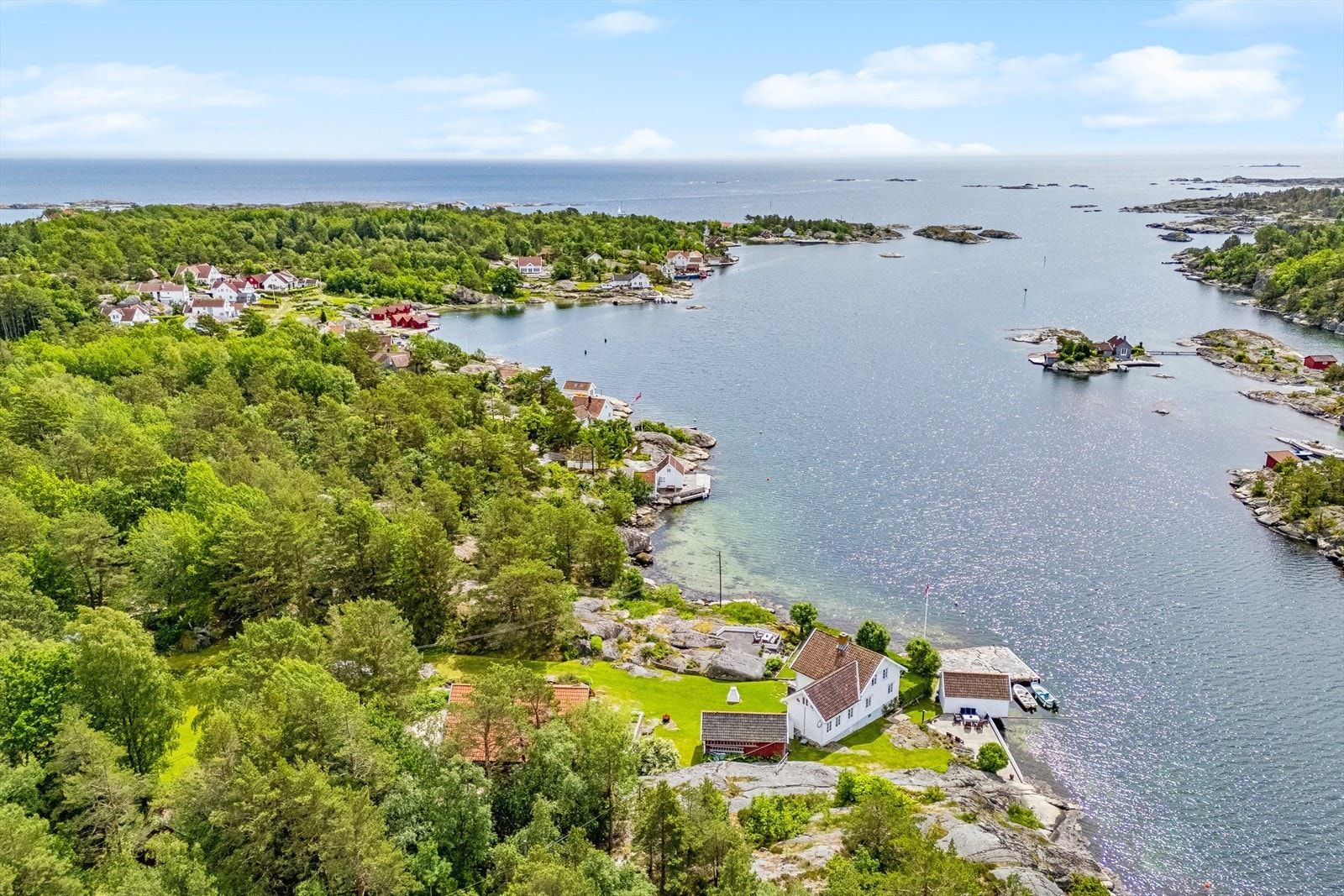 Fra eiendommen er det kort avstand til flotte friområder som Nilen og holmene på utsiden av Kalvøya. Galleribilde