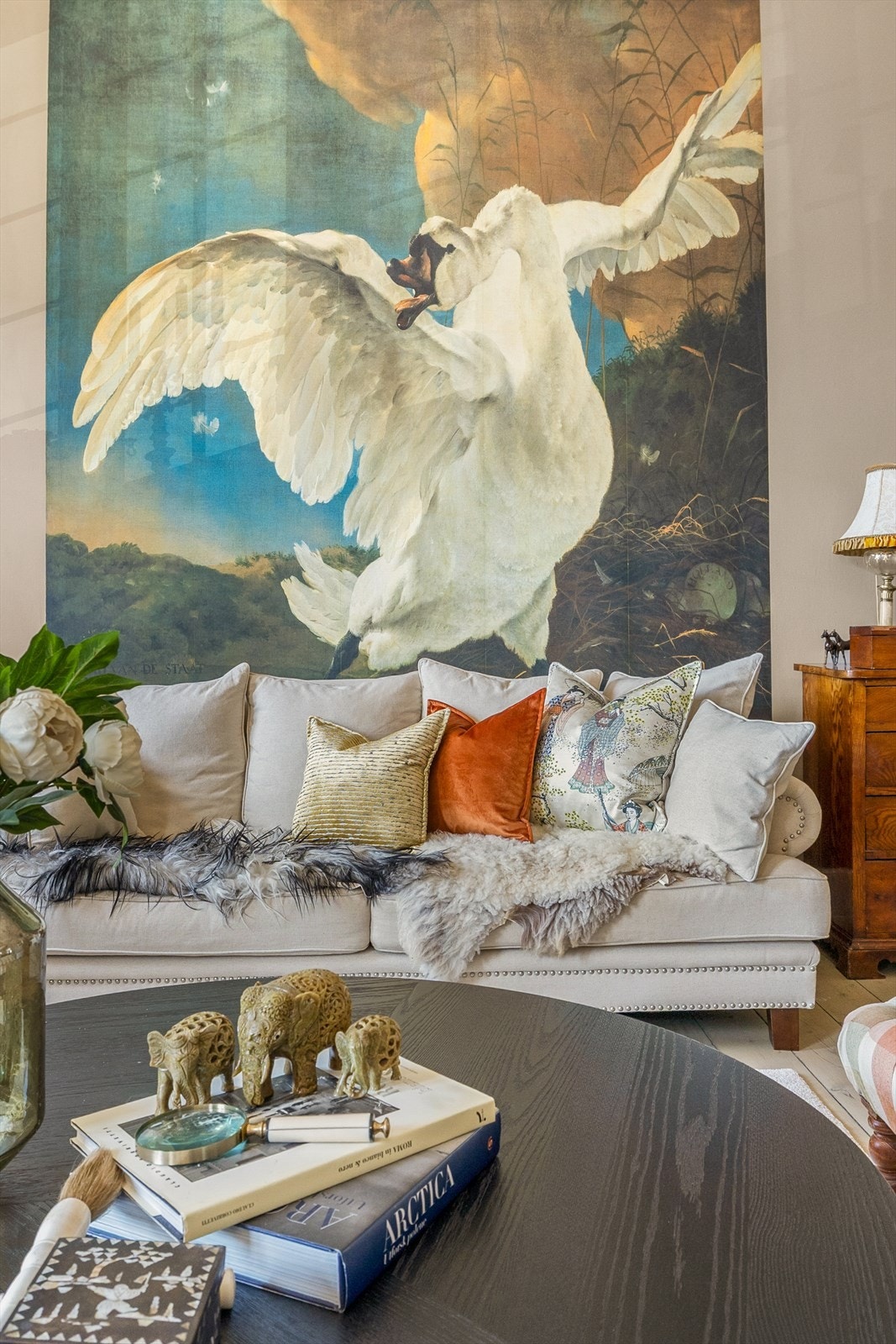 I stuen har den ene veggen en vakker tapet med "The Threatened Swan" malt av kunstneren Jan Asselijn på 1650-tallet. Galleribilde