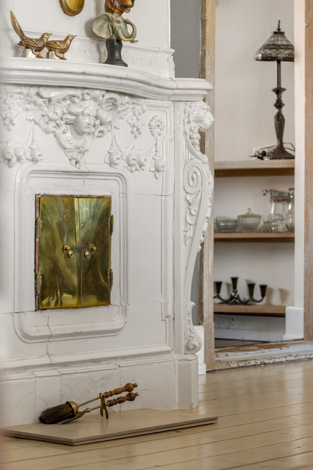 I spisestuen finner man en nydelig og vakker kakkelovn fra 1850-tallet! Galleribilde