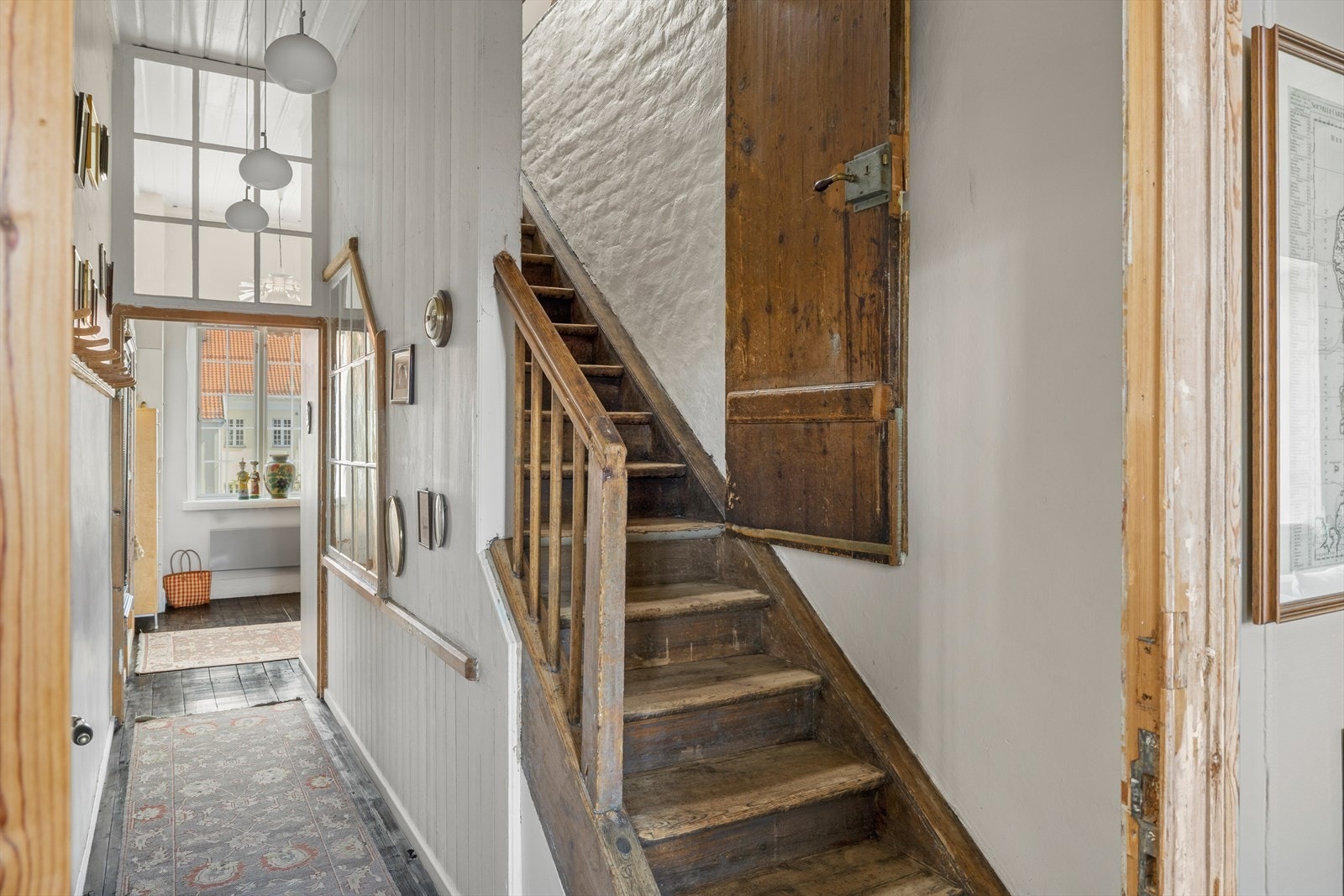 Sjarmerende og original trapp til loftsetasjen! Galleribilde