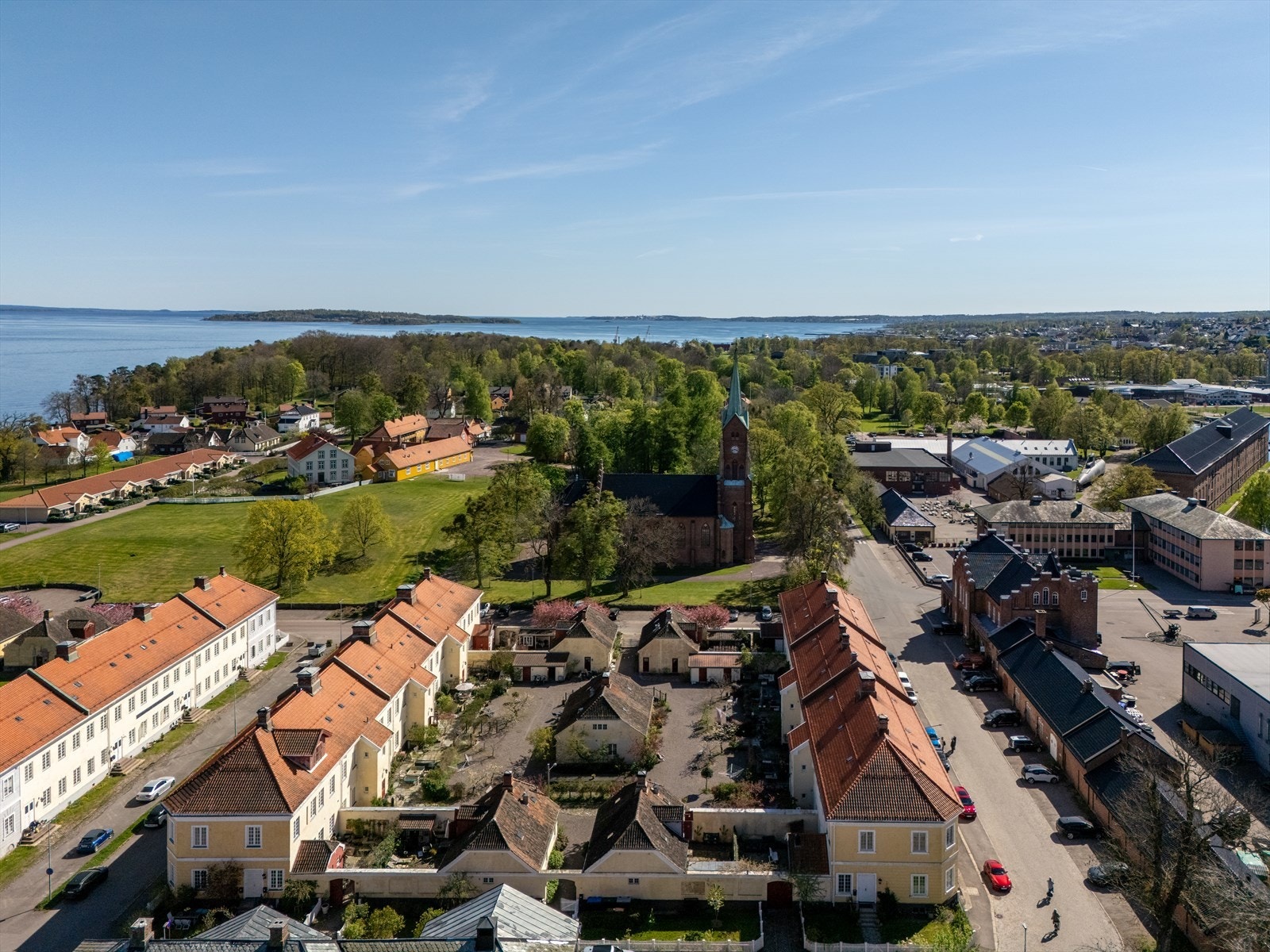 Hvis du drømmer om et hjem som kombinerer sjøkultur, øyliv, og historie - er denne leiligheten på Karljohansvern din sjanse til å reise tilbake i tid, uten å ofre komforten av det moderne livet. Galleribilde