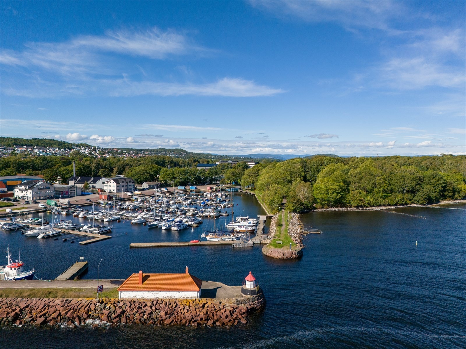 Har du båt, kan du leie båtplass i Fyllinga - perfekt for helgeturer til sjøs og lange sommerdager med krabbefiske eller fisking av makrell. Galleribilde