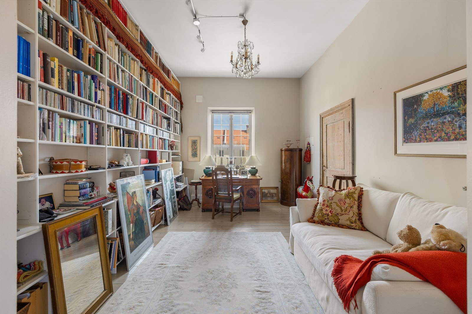 I enden av denne etasjen finner man rommet som opprinnelig var bibliotek. Her er bokhyllene beholdt - og rommet kan også brukes som et stort soverom om man har mer behov for det Galleribilde