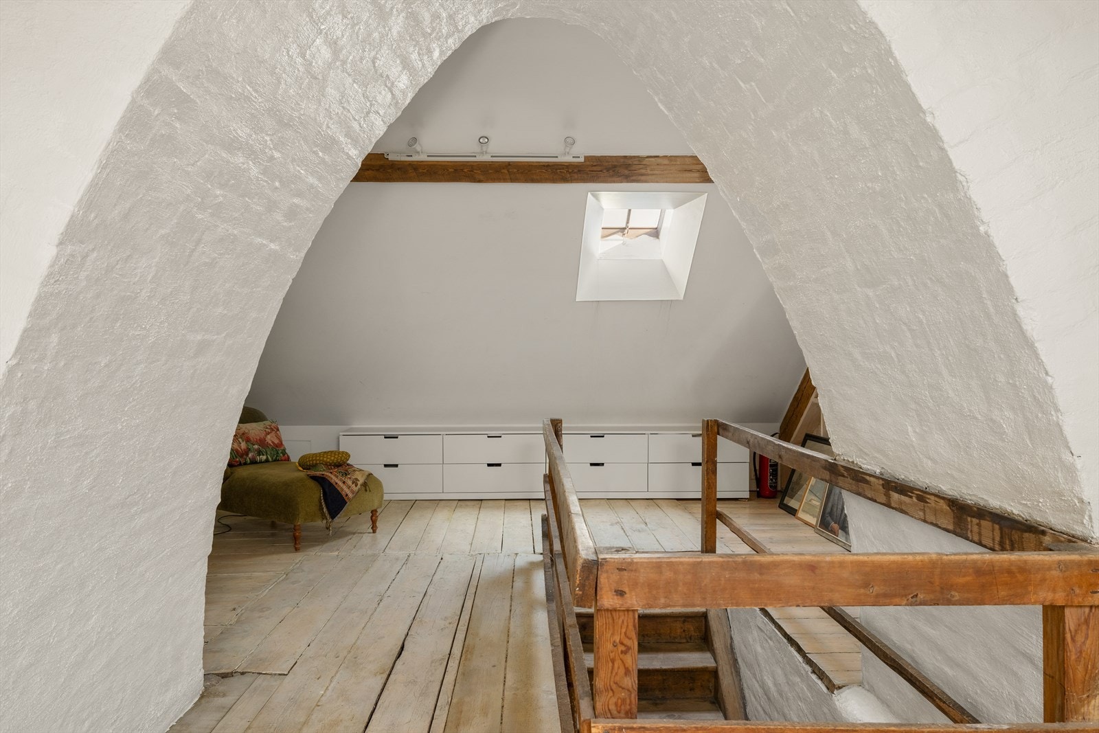 Den store pipen som hører til hovedetasjens kakkelovner er med på å gi loftet særpreg, og de seks herlige takvinduene som loftet er utstyrt med sikrer både luft og lys. Galleribilde