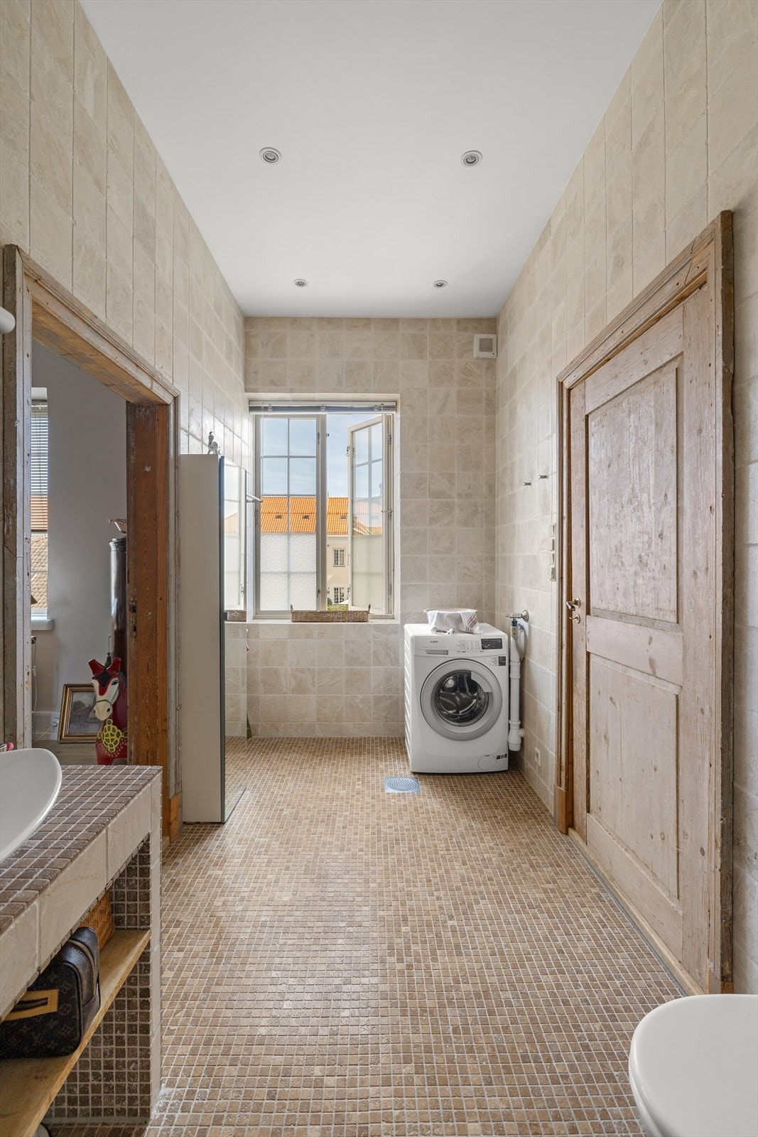 Rommet ble etablert nytt i 2005 og det har et svært moderne uttrykk som samtidig har nyanser som kler leilighetens alder svært godt. Galleribilde