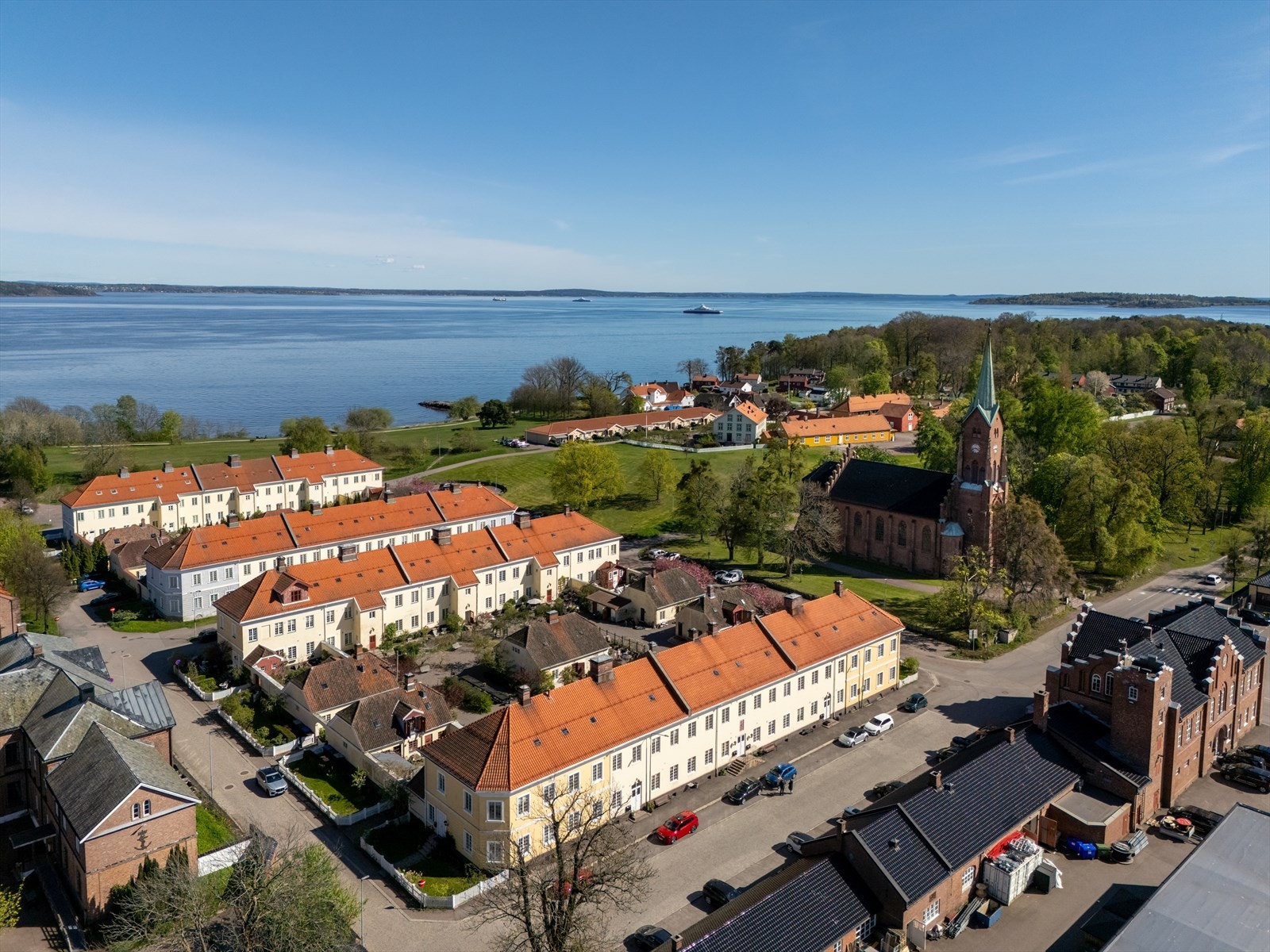 Bo i ærverdige og sjarmerende omgivelser, omgitt av brosteinslagte gater og vakker arkitektur som reflekterer områdets rike sjømilitære historie. Galleribilde