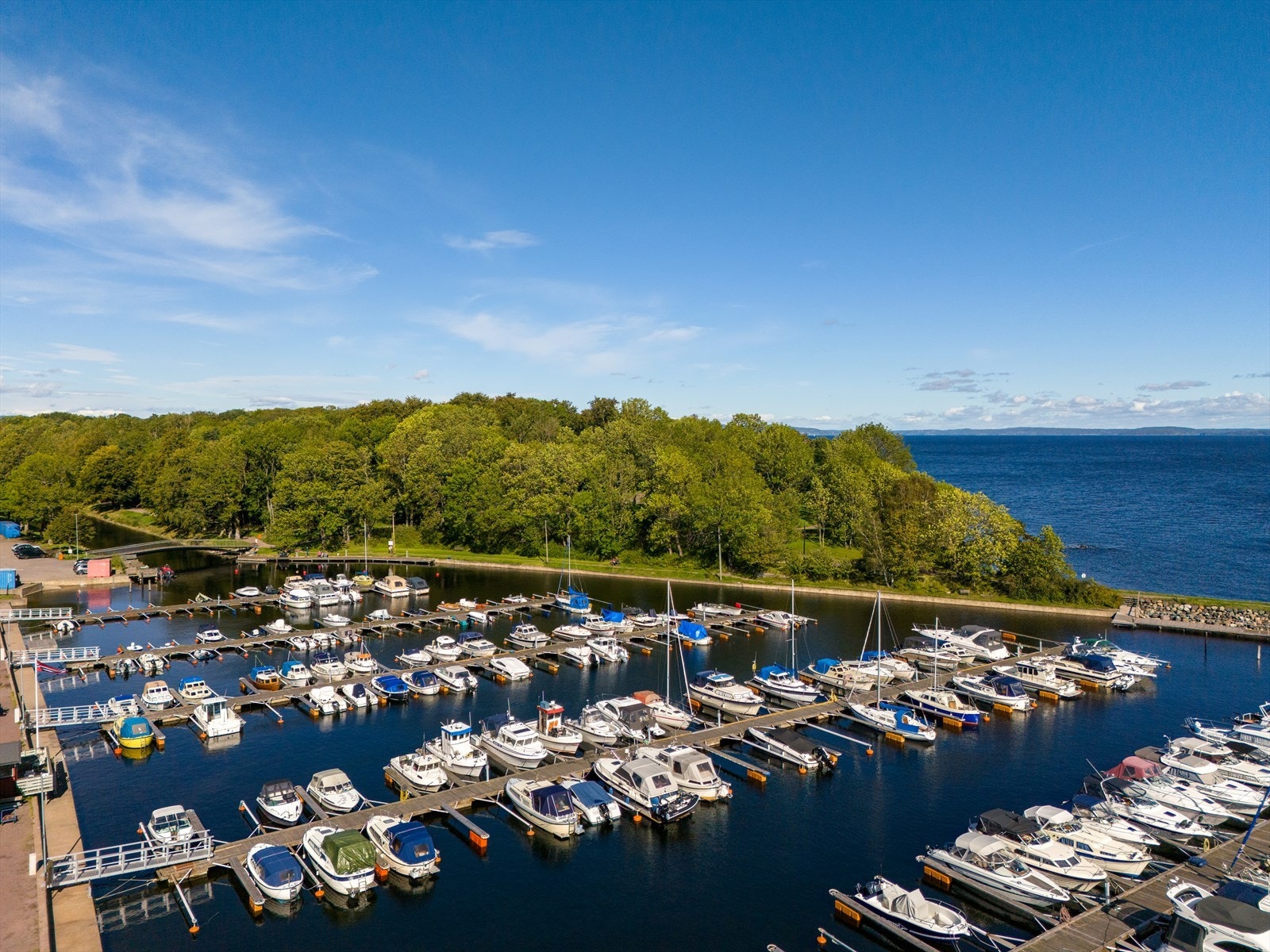 Har du båt, kan du leie båtplass i Fyllinga - perfekt for helgeturer til sjøs og lange sommerdager med krabbefiske eller fisking av makrell. Galleribilde